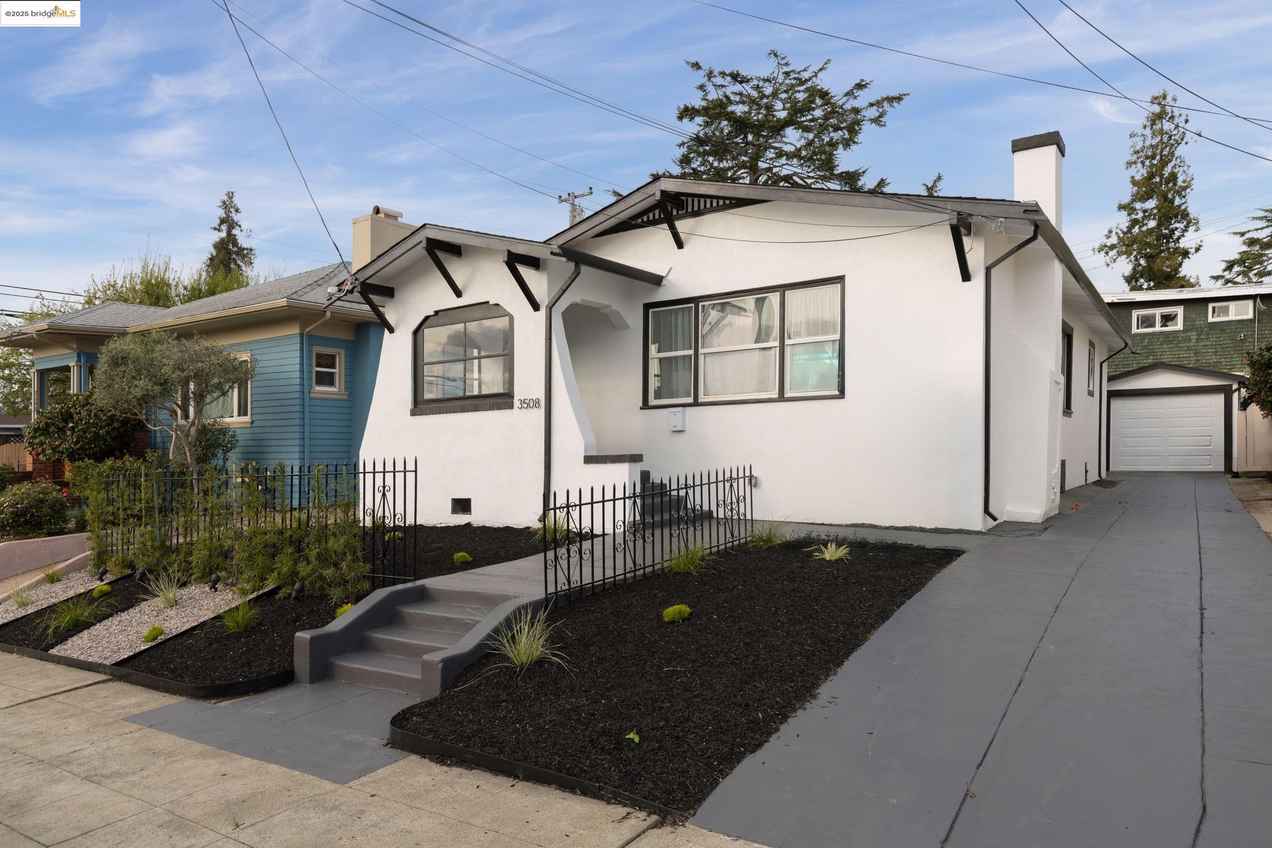 Detail Gallery Image 1 of 1 For 3508 Lyon Ave, Oakland,  CA 94601 - 4 Beds | 2 Baths
