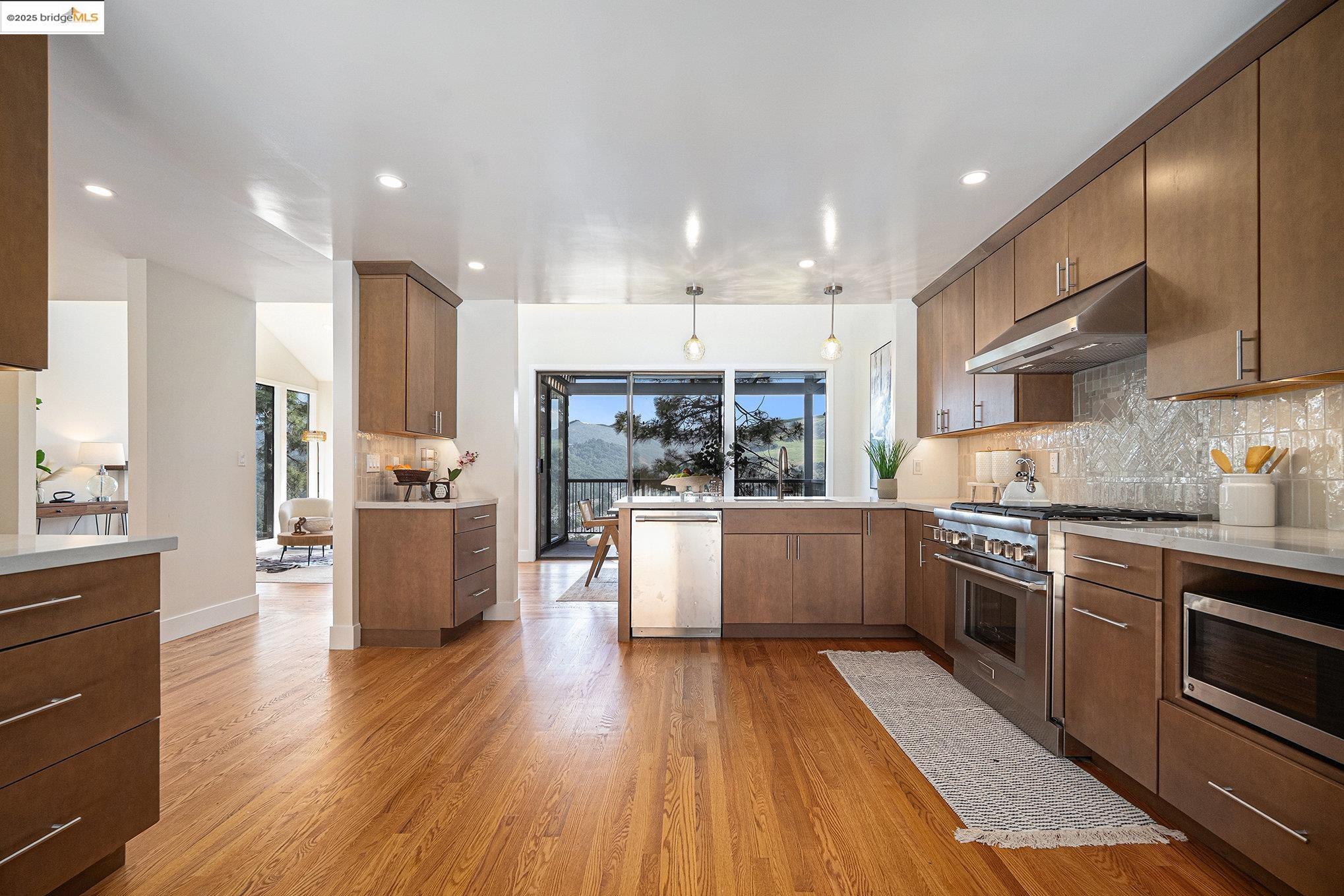 Detail Gallery Image 15 of 41 For 218 the Knoll, Orinda,  CA 94563 - 3 Beds | 3 Baths