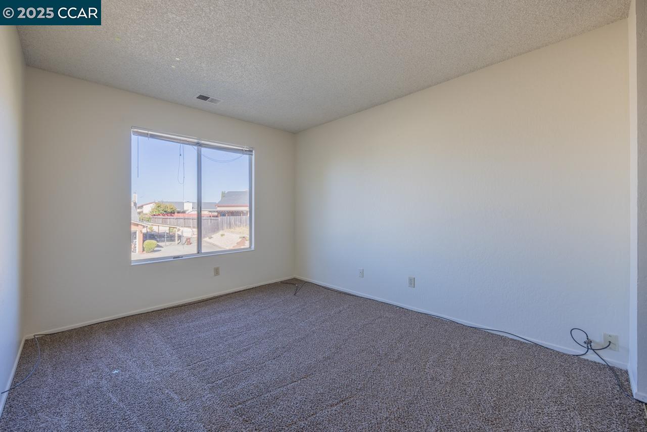 Detail Gallery Image 13 of 20 For 139 Thrush Ct, Hercules,  CA 94547 - 4 Beds | 2/1 Baths