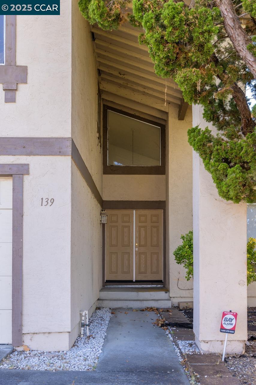 Detail Gallery Image 3 of 20 For 139 Thrush Ct, Hercules,  CA 94547 - 4 Beds | 2/1 Baths