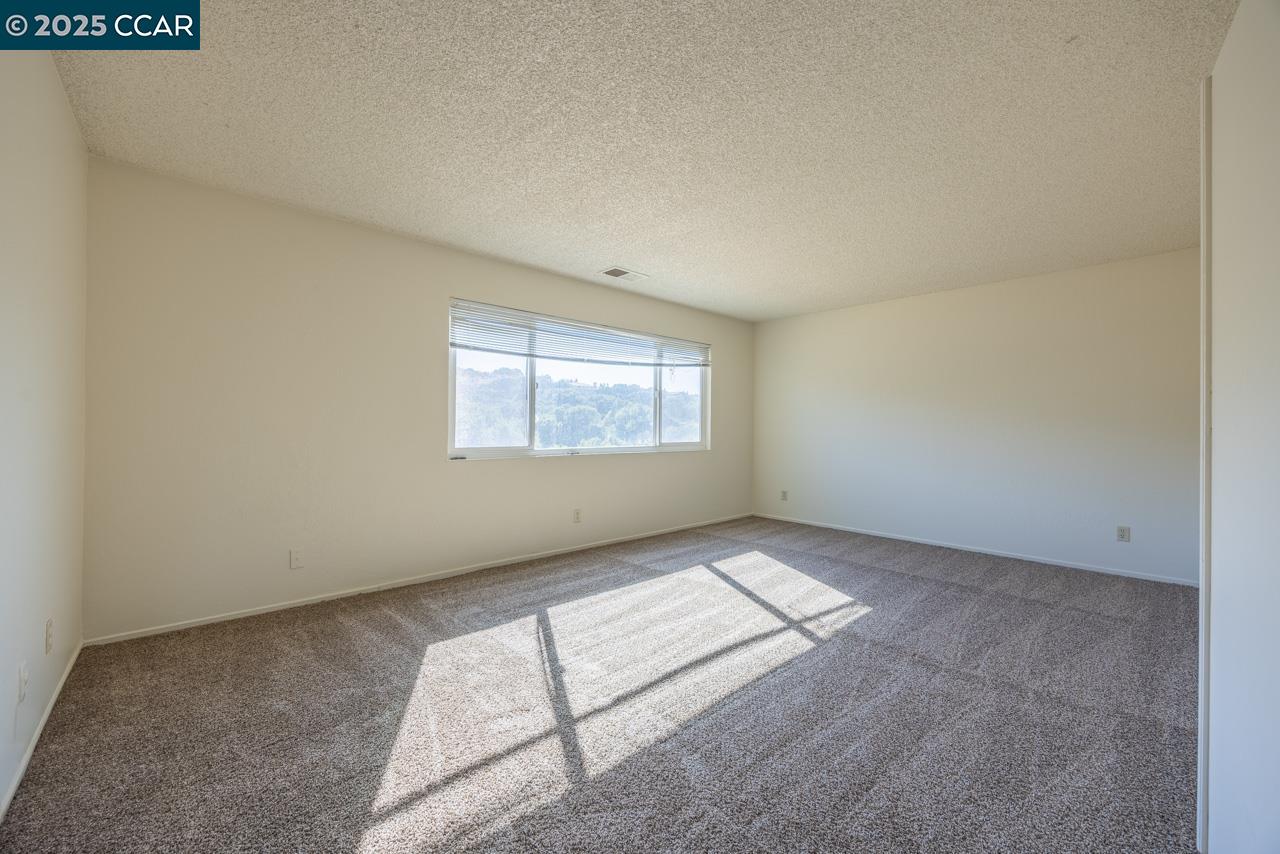 Detail Gallery Image 4 of 20 For 139 Thrush Ct, Hercules,  CA 94547 - 4 Beds | 2/1 Baths