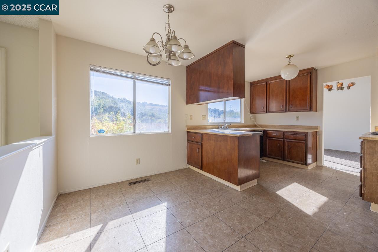 Detail Gallery Image 7 of 20 For 139 Thrush Ct, Hercules,  CA 94547 - 4 Beds | 2/1 Baths