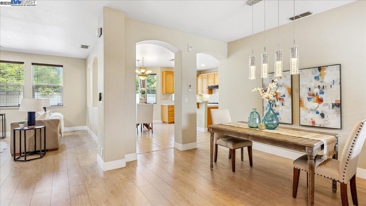 Detail Gallery Image 4 of 31 For 2133 Demetrius Way, Roseville,  CA 95661 - 4 Beds | 3 Baths