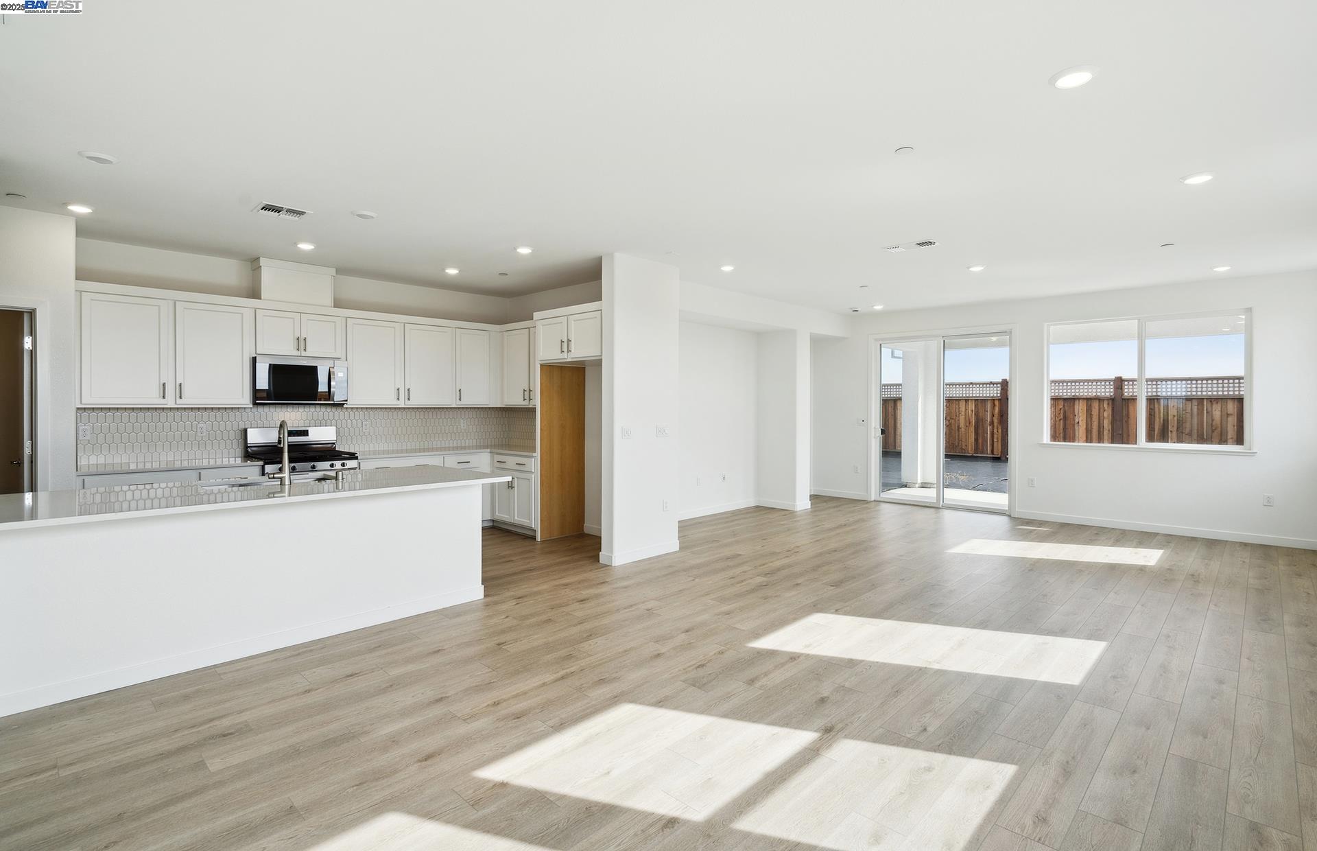 Detail Gallery Image 2 of 29 For 17886 Brightwood Avenue, Lathrop,  CA 95330 - 2 Beds | 2 Baths