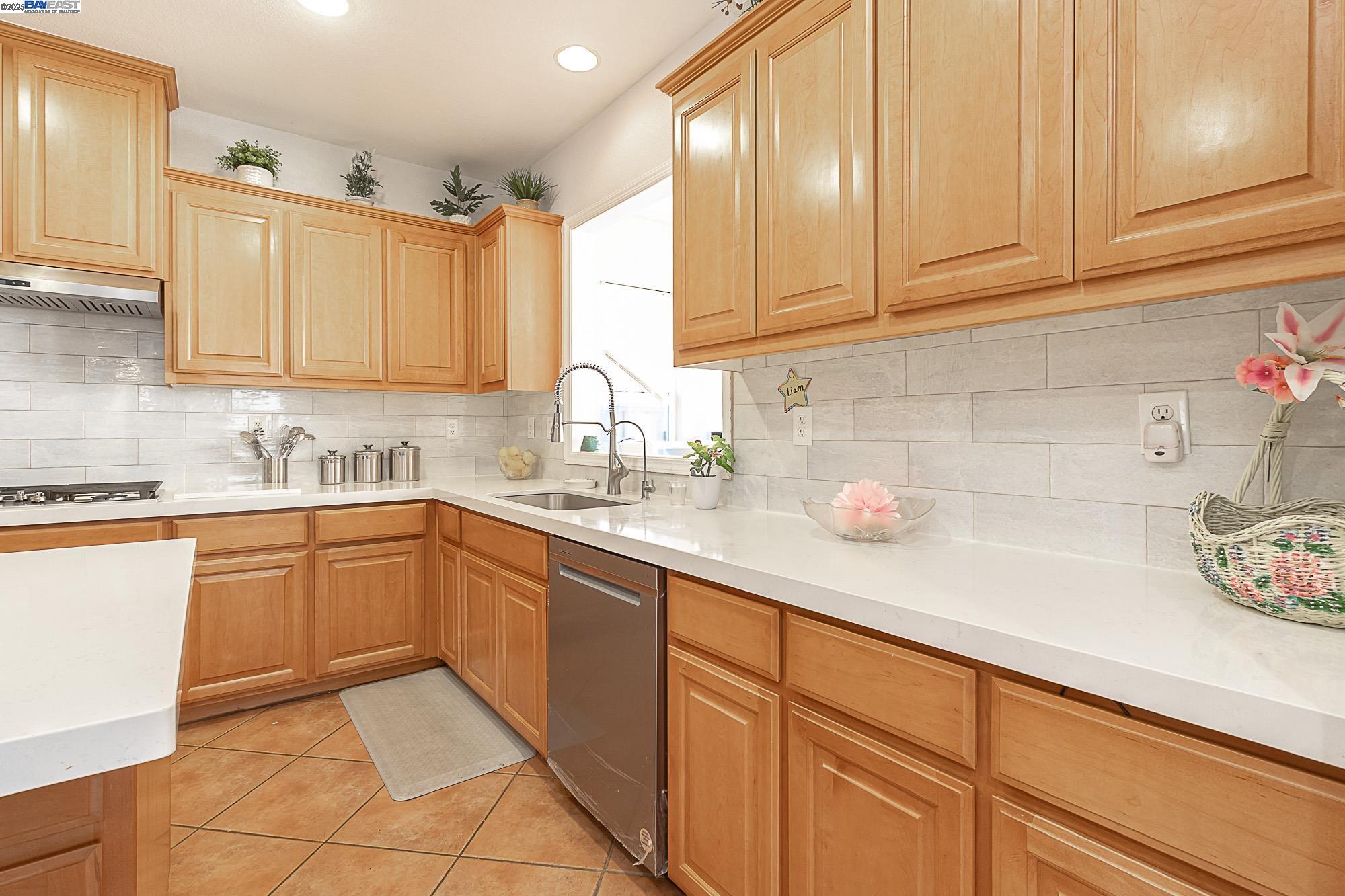 Detail Gallery Image 10 of 37 For 2376 Shire Way, Oakdale,  CA 95361 - 5 Beds | 3 Baths