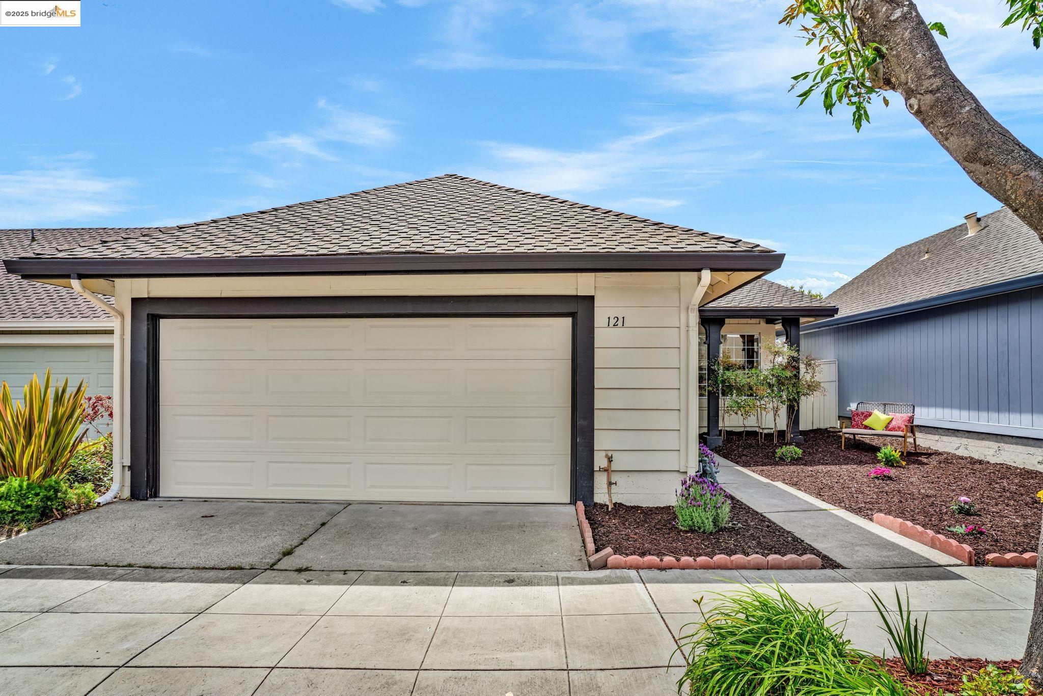 Detail Gallery Image 1 of 1 For 121 Brighton Rd, Alameda,  CA 94502 - 3 Beds | 2 Baths