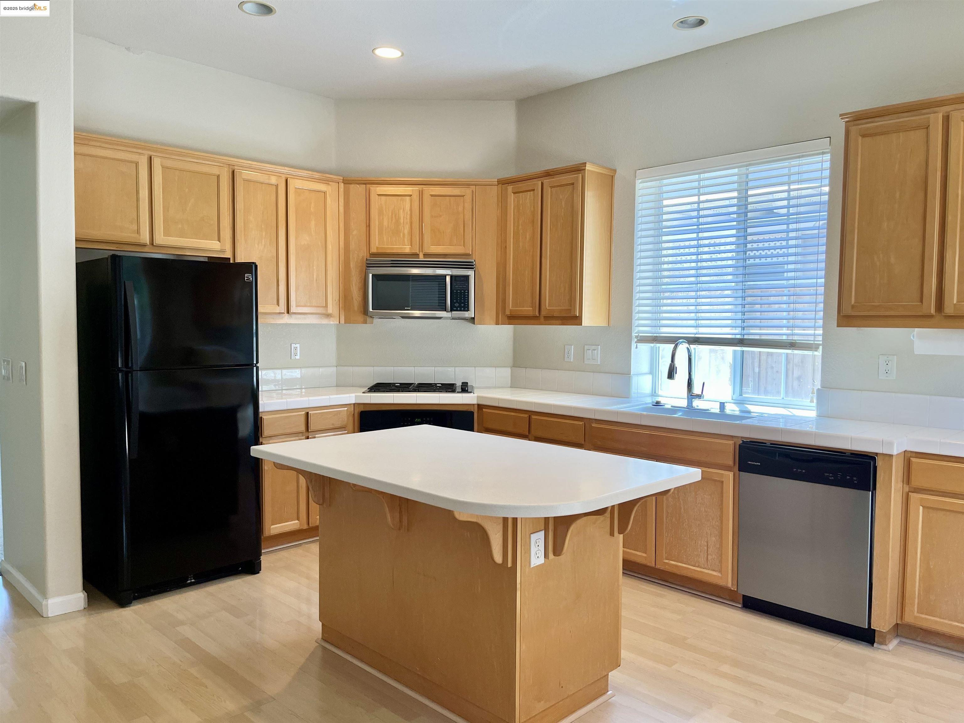 Detail Gallery Image 5 of 16 For 1231 Exeter Way, Brentwood,  CA 94513 - 3 Beds | 2 Baths