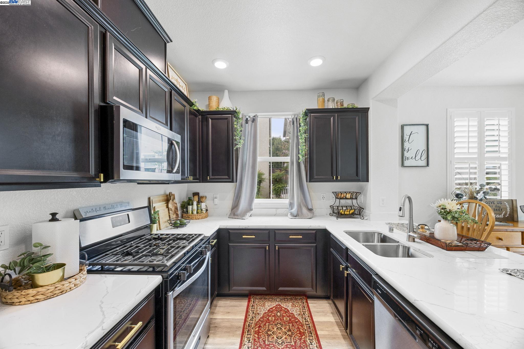 Detail Gallery Image 6 of 28 For 4450 Oakfield Dr, Stockton,  CA 95210 - 3 Beds | 2/1 Baths