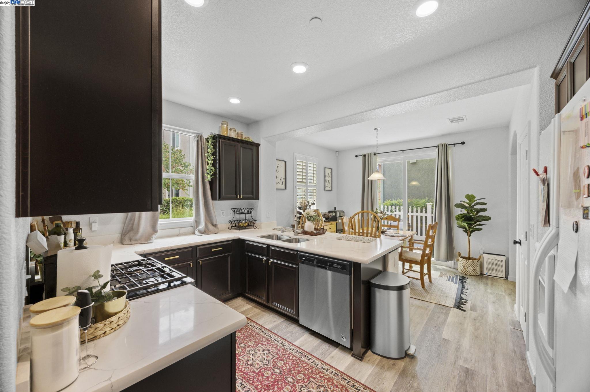 Detail Gallery Image 7 of 28 For 4450 Oakfield Dr, Stockton,  CA 95210 - 3 Beds | 2/1 Baths