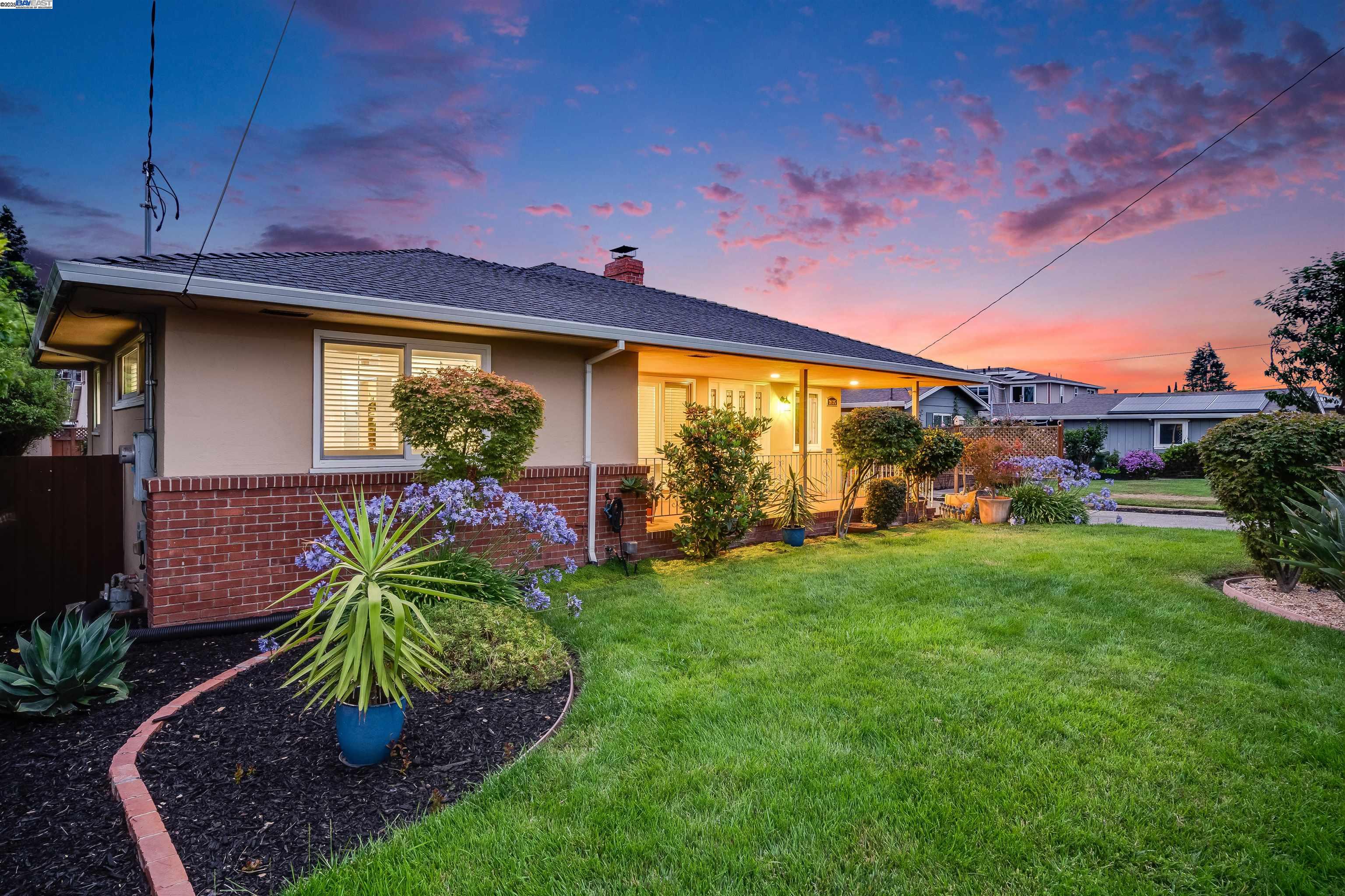 Detail Gallery Image 3 of 59 For 3635 Lorena Ave, Castro Valley,  CA 94546 - 3 Beds | 2 Baths