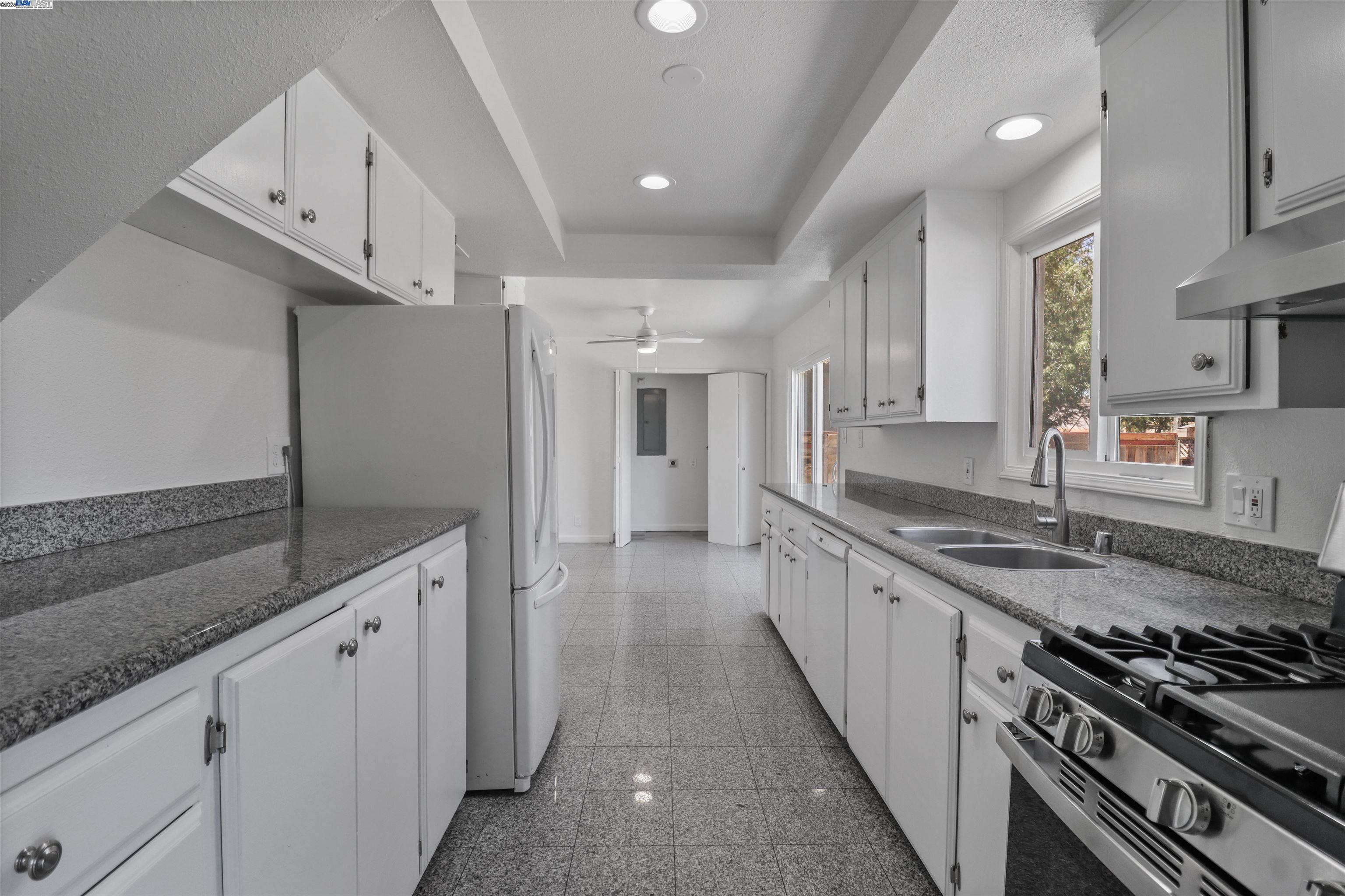 Detail Gallery Image 15 of 32 For 1391 Brookview Dr., Concord,  CA 94520 - 3 Beds | 2/1 Baths