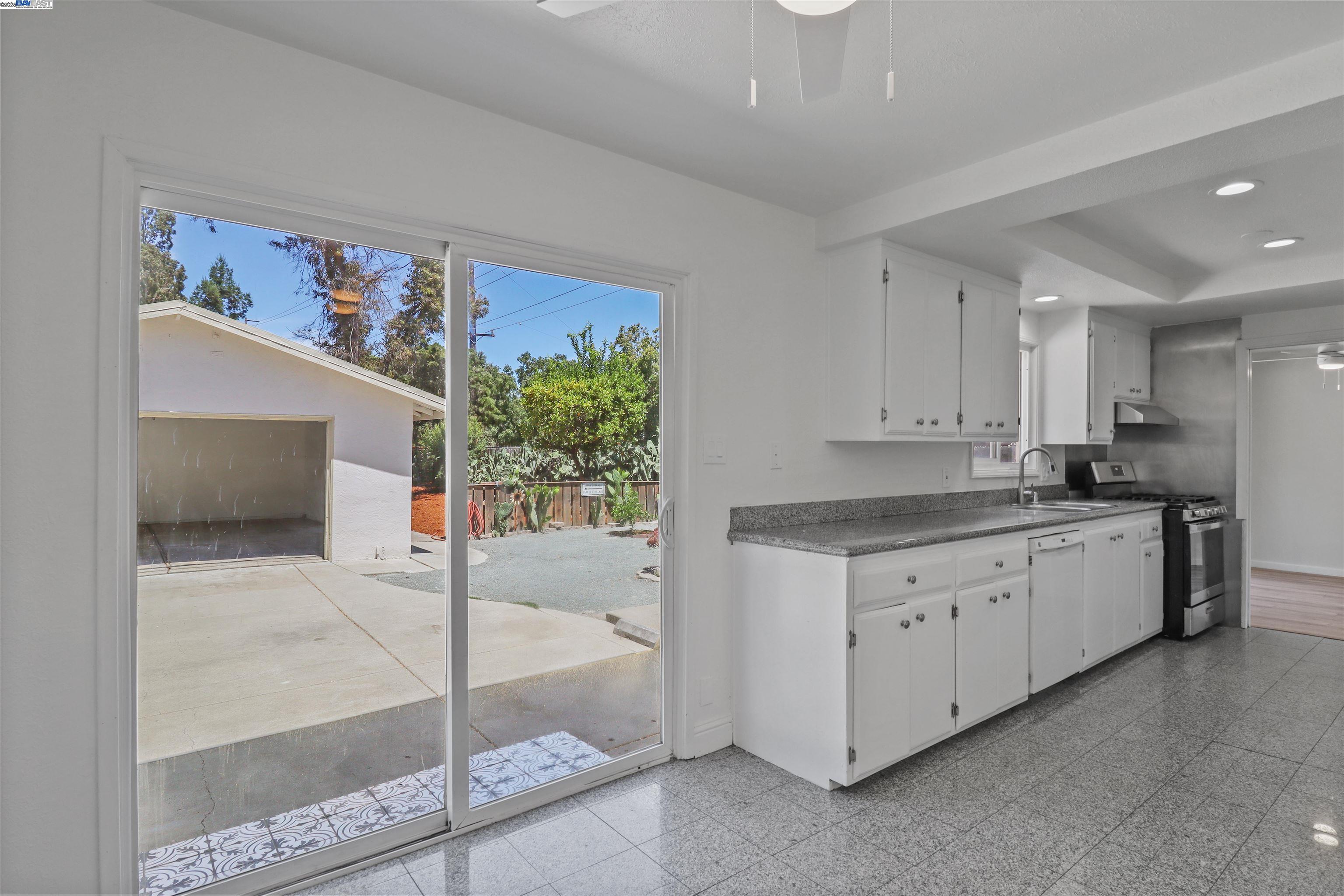 Detail Gallery Image 17 of 32 For 1391 Brookview Dr., Concord,  CA 94520 - 3 Beds | 2/1 Baths
