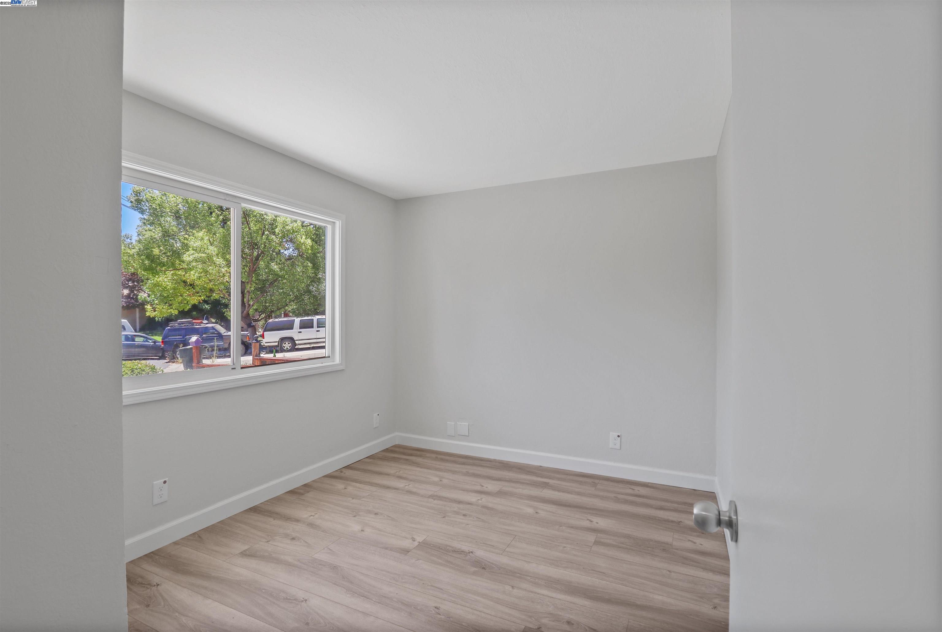 Detail Gallery Image 8 of 32 For 1391 Brookview Dr., Concord,  CA 94520 - 3 Beds | 2/1 Baths