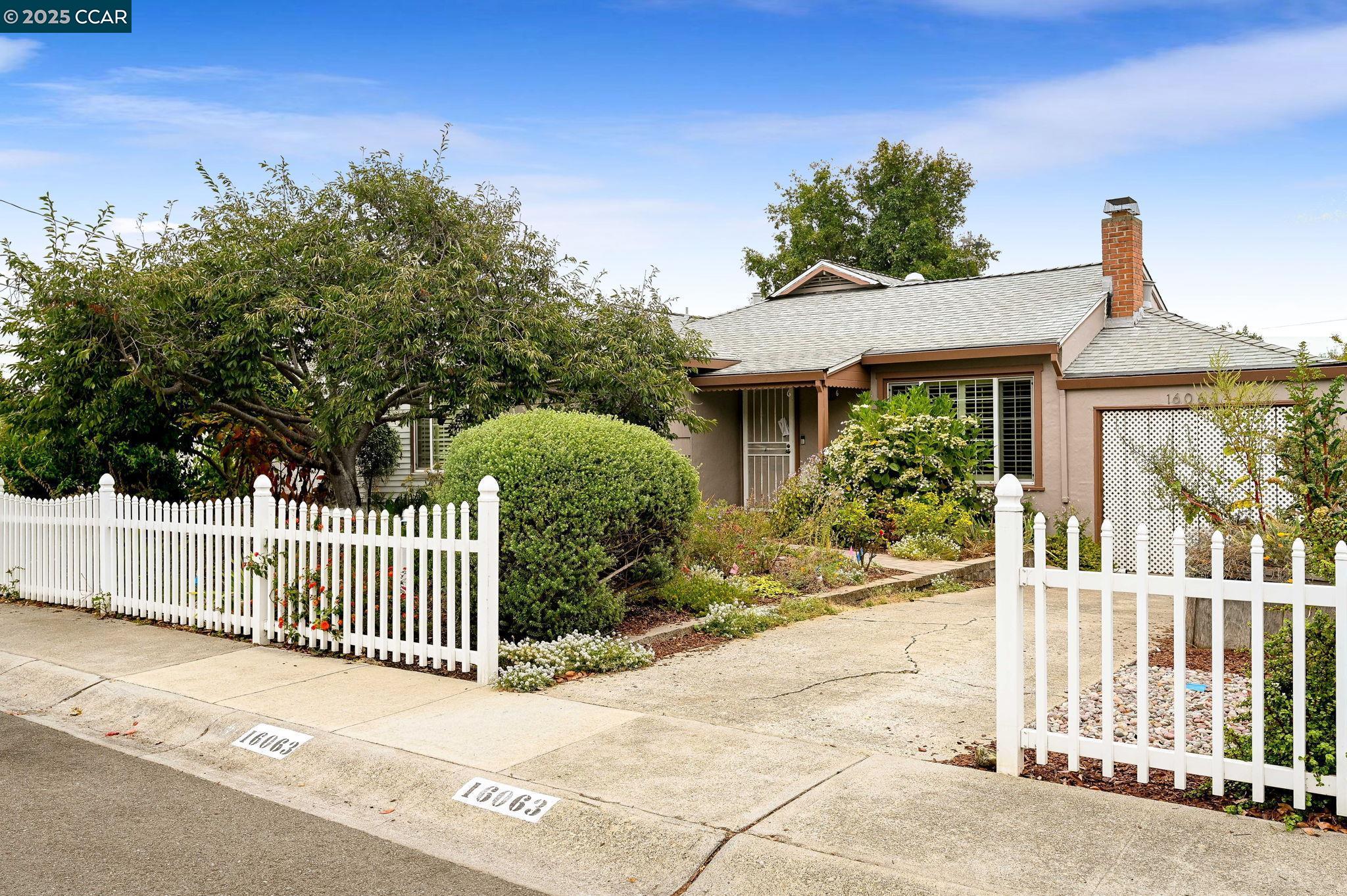 Detail Gallery Image 2 of 30 For 16063 Berkshire Dr, Castro Valley,  CA 94578 - 3 Beds | 2 Baths