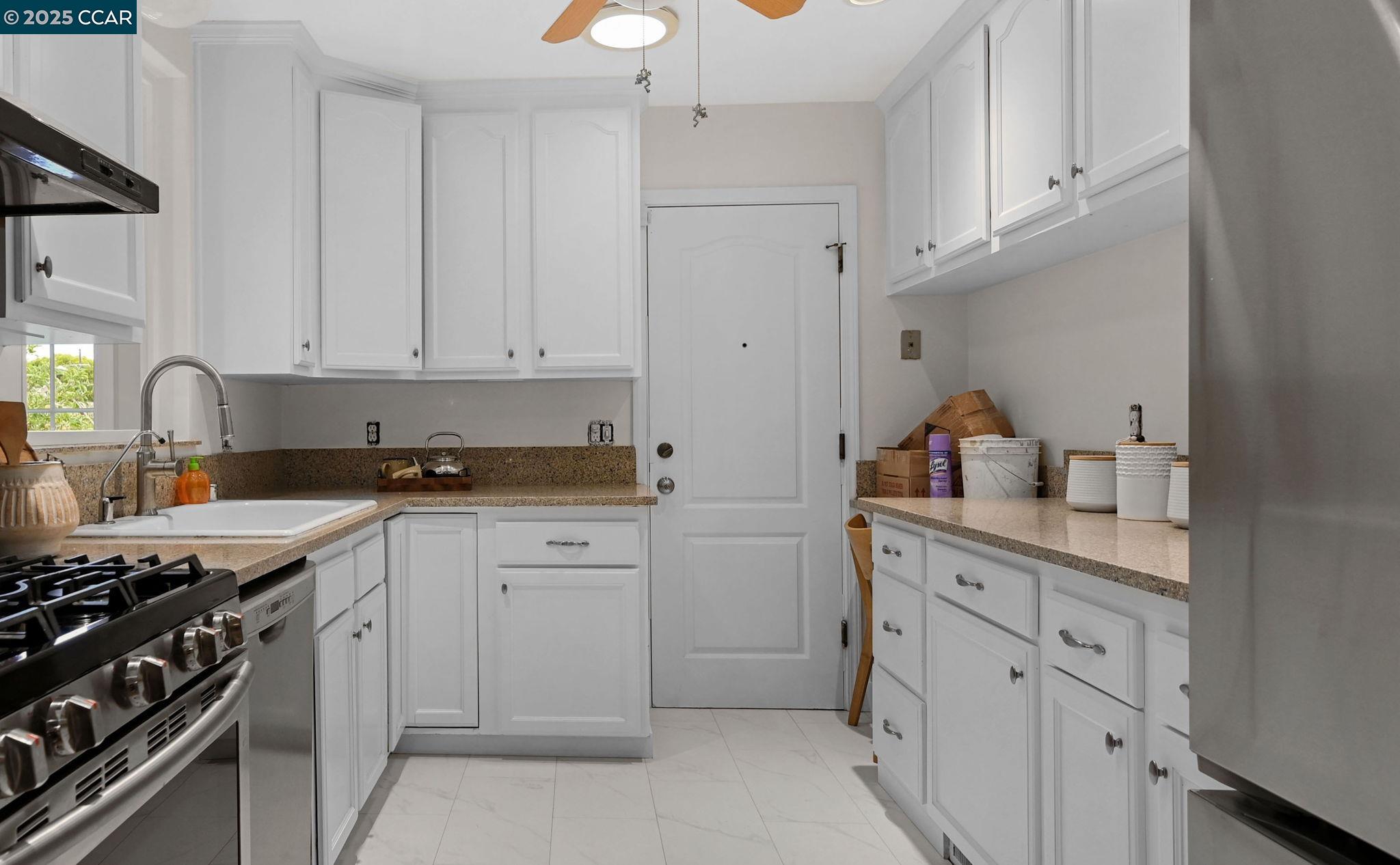 Detail Gallery Image 11 of 30 For 16063 Berkshire Dr, Castro Valley,  CA 94578 - 3 Beds | 2 Baths
