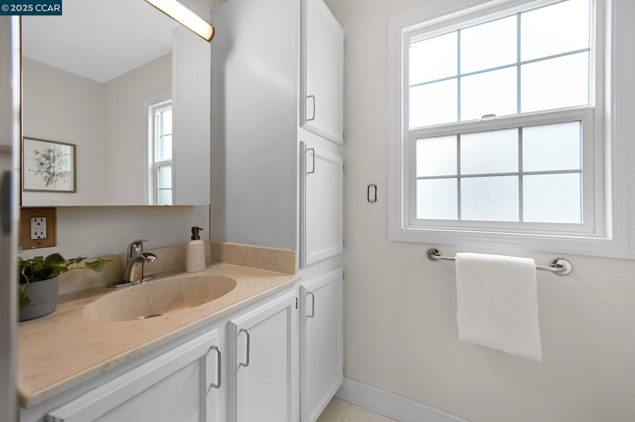 Detail Gallery Image 20 of 30 For 16063 Berkshire Dr, Castro Valley,  CA 94578 - 3 Beds | 2 Baths