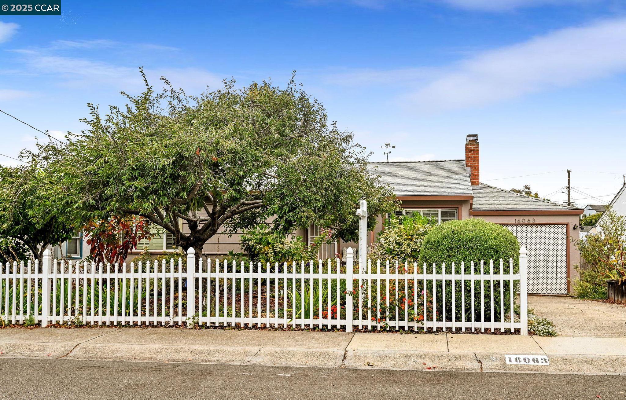 Detail Gallery Image 3 of 30 For 16063 Berkshire Dr, Castro Valley,  CA 94578 - 3 Beds | 2 Baths