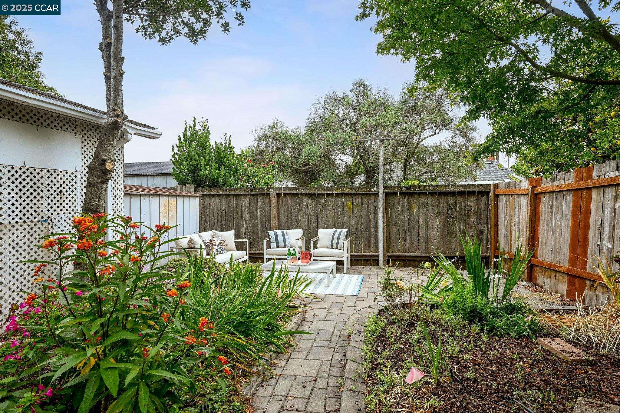Detail Gallery Image 27 of 30 For 16063 Berkshire Dr, Castro Valley,  CA 94578 - 3 Beds | 2 Baths