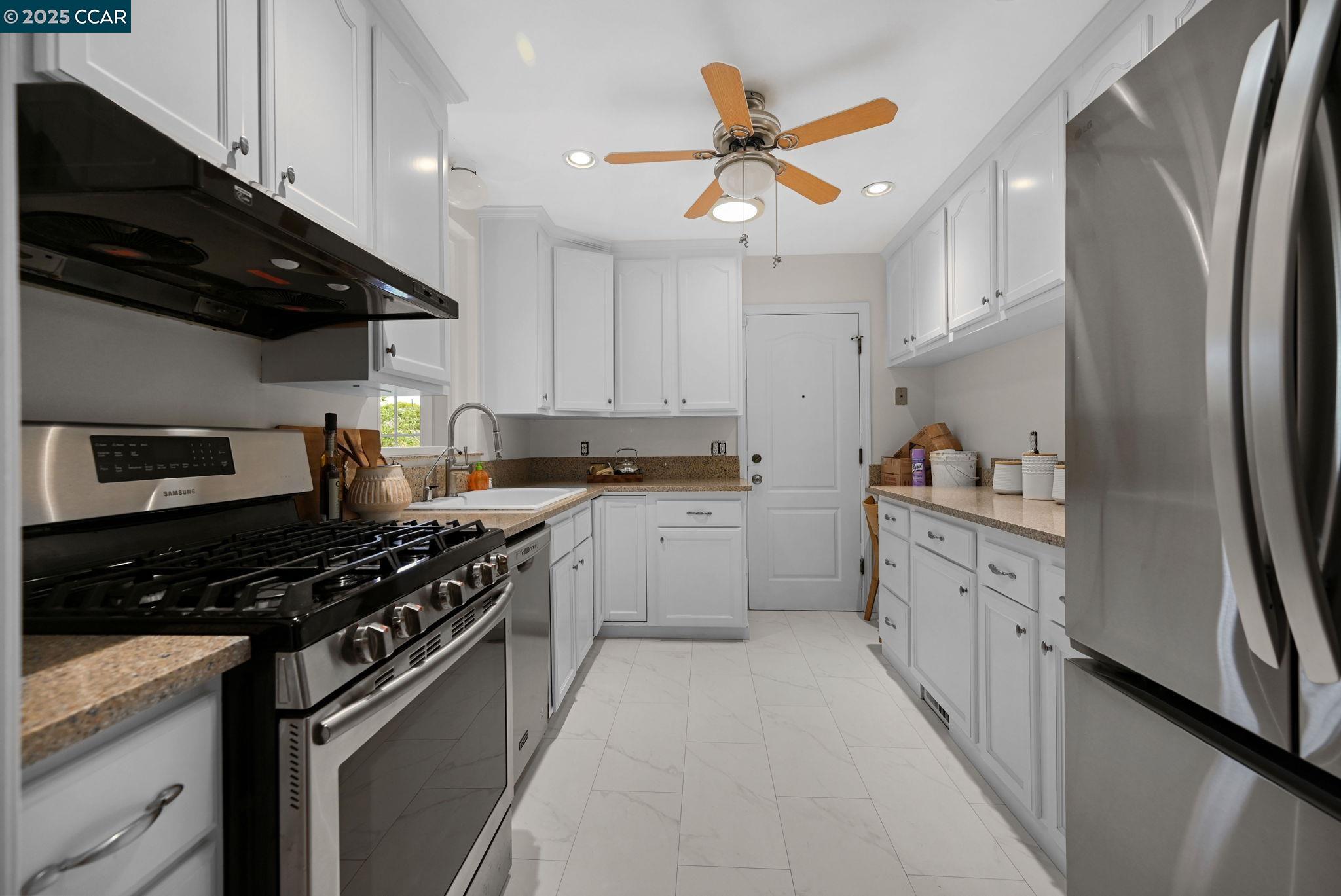 Detail Gallery Image 9 of 30 For 16063 Berkshire Dr, Castro Valley,  CA 94578 - 3 Beds | 2 Baths