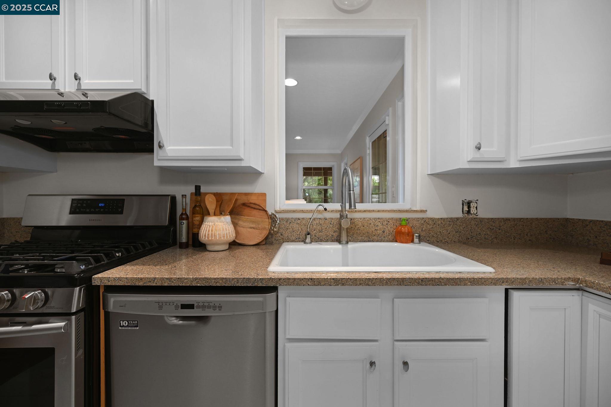 Detail Gallery Image 10 of 30 For 16063 Berkshire Dr, Castro Valley,  CA 94578 - 3 Beds | 2 Baths