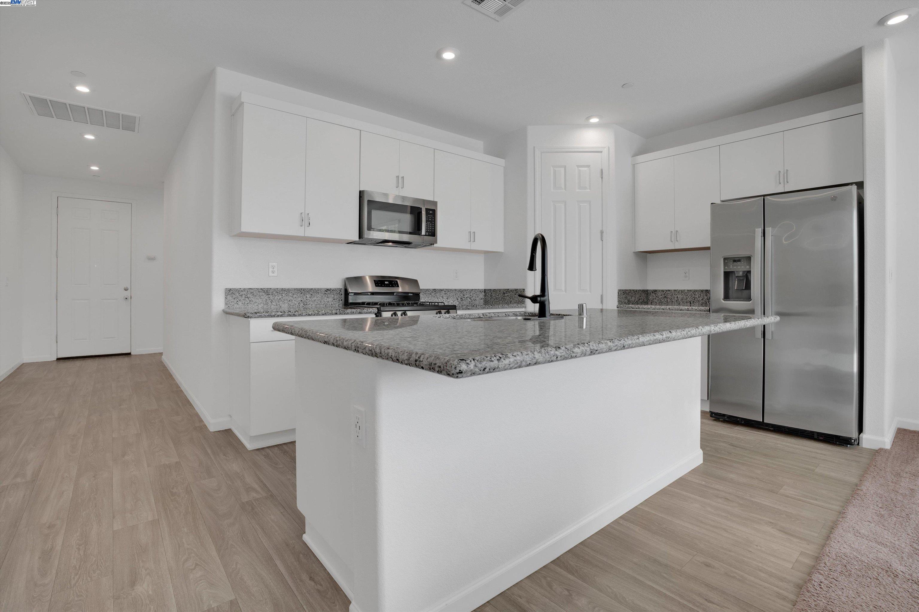 Detail Gallery Image 11 of 39 For 15455 Folktale Way, Lathrop,  CA 95330 - 3 Beds | 2 Baths