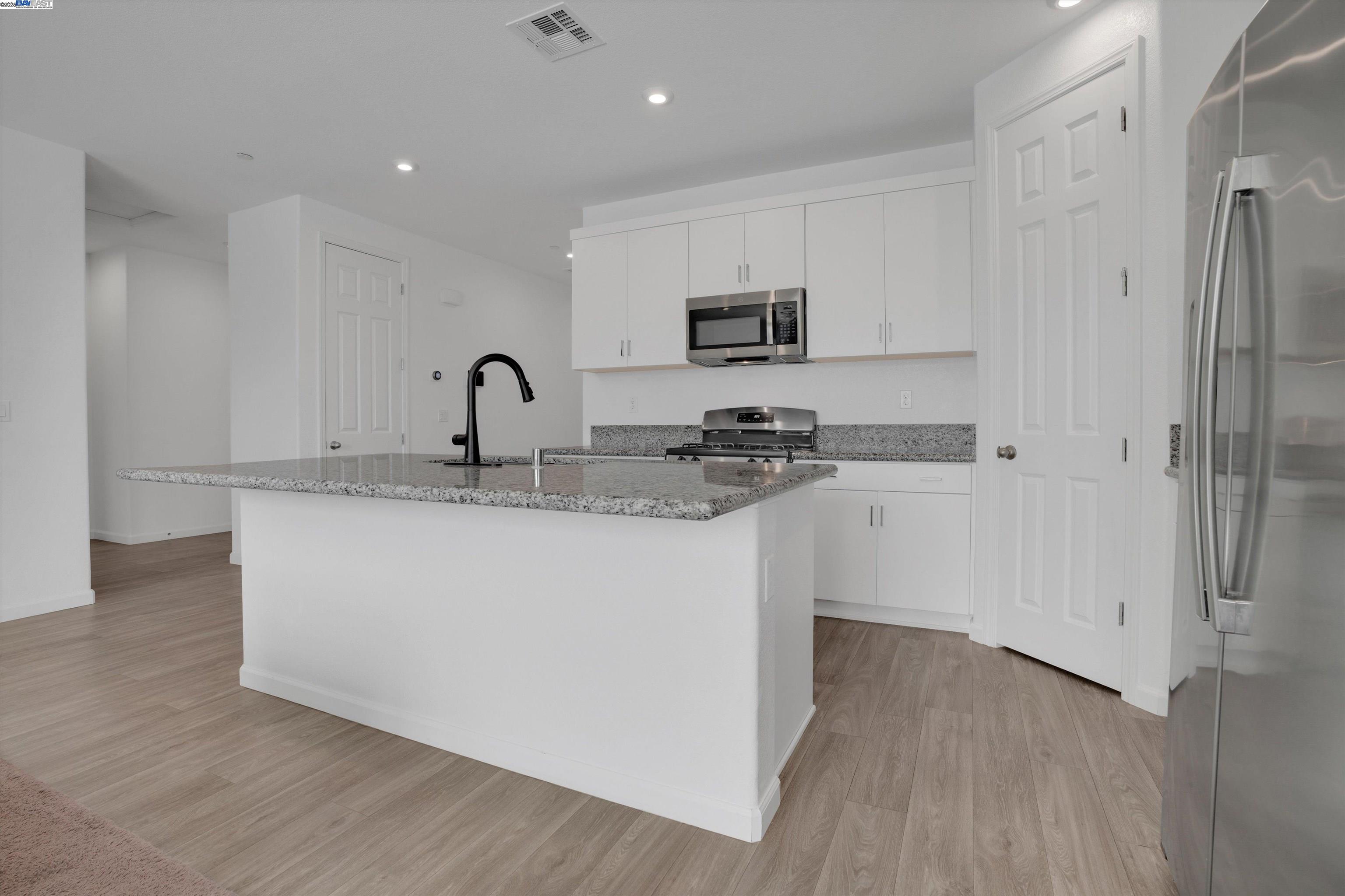 Detail Gallery Image 10 of 39 For 15455 Folktale Way, Lathrop,  CA 95330 - 3 Beds | 2 Baths