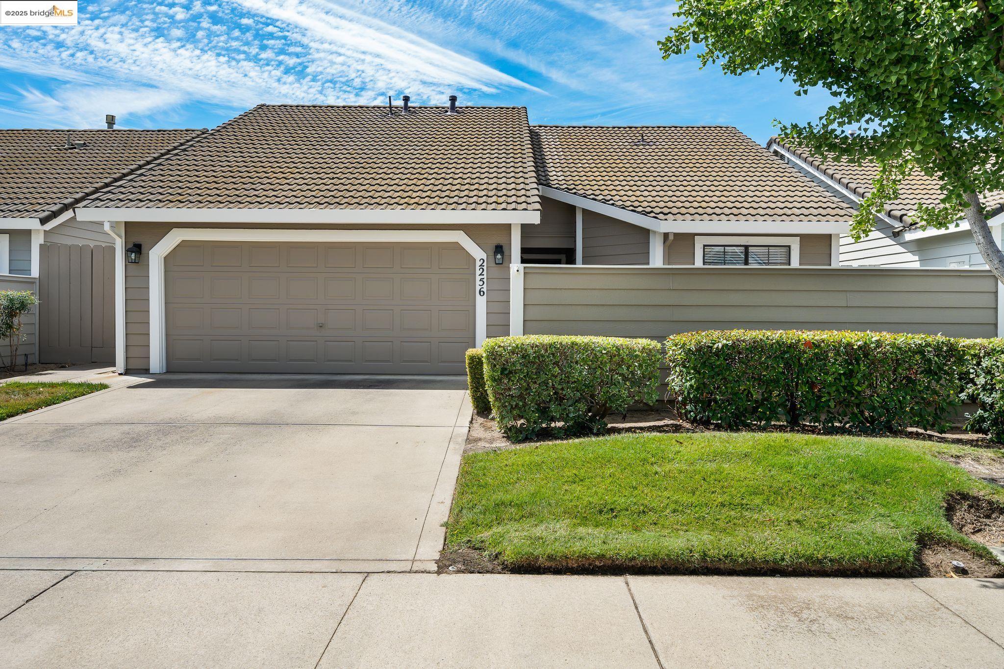 Detail Gallery Image 2 of 37 For 2256 Camborne Dr, Modesto,  CA 95356 - 2 Beds | 2 Baths