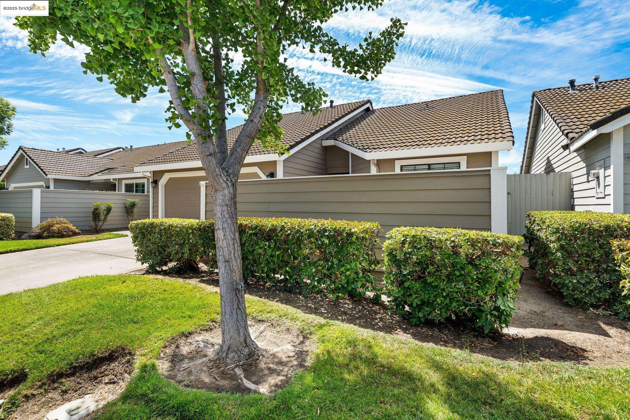 Detail Gallery Image 3 of 37 For 2256 Camborne Dr, Modesto,  CA 95356 - 2 Beds | 2 Baths