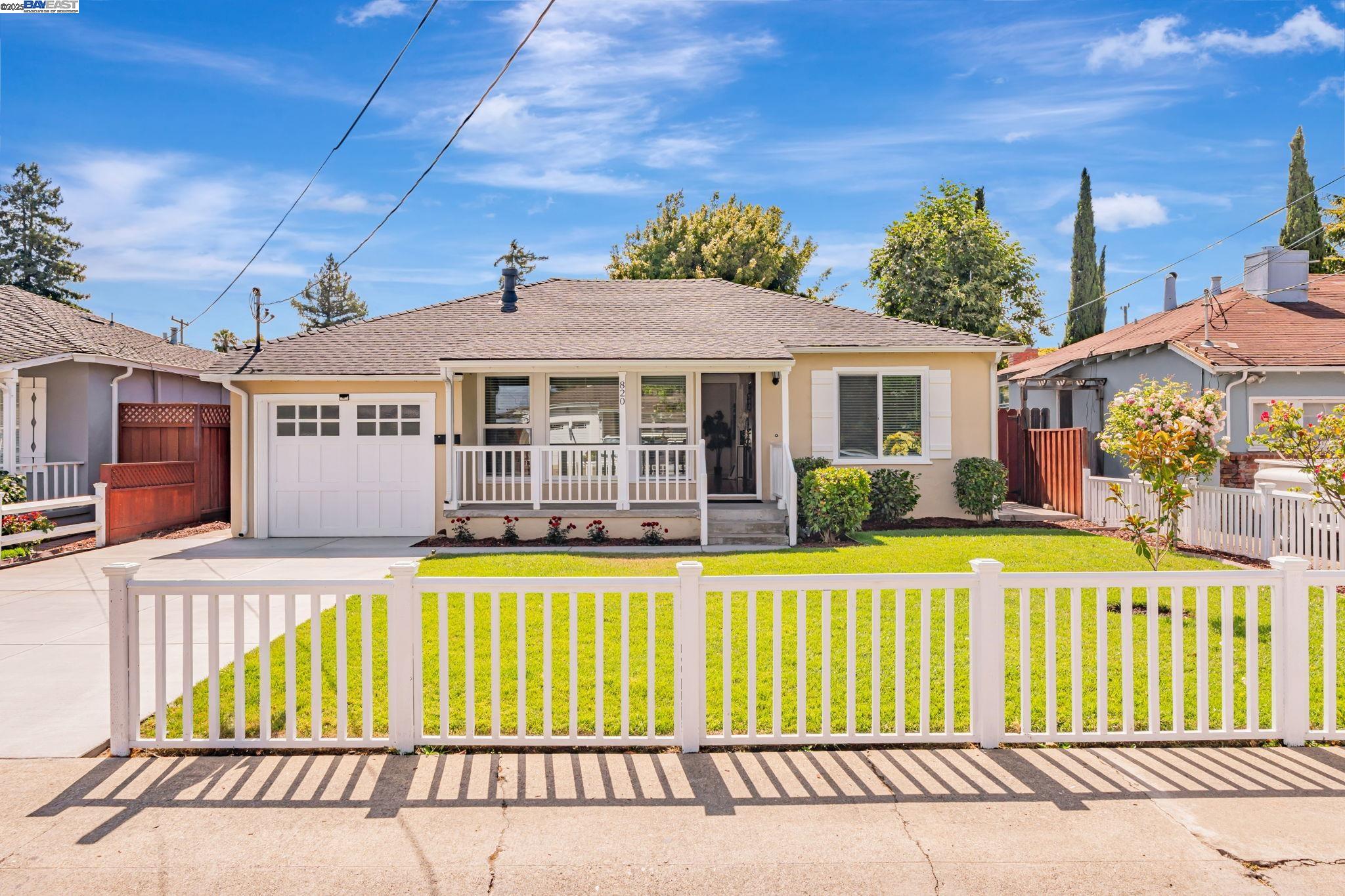 Detail Gallery Image 1 of 28 For 820 9th Ave, Redwood City,  CA 94063 - 2 Beds | 1 Baths
