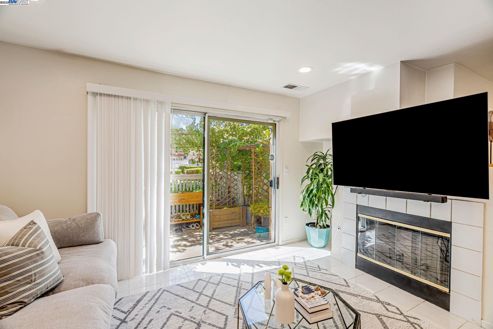 Detail Gallery Image 7 of 44 For 6978 Gregorich Drive #D,  San Jose,  CA 95138 - 2 Beds | 2/1 Baths