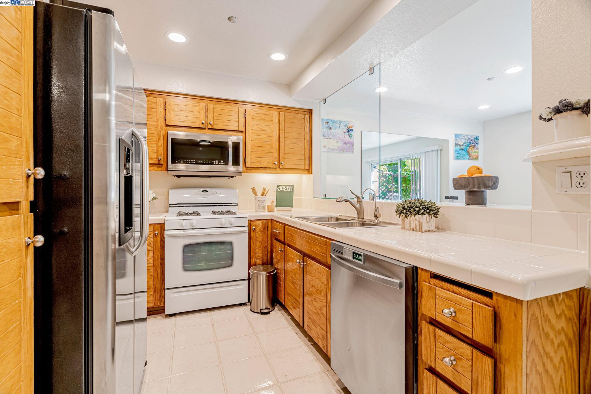 Detail Gallery Image 9 of 44 For 6978 Gregorich Drive #D,  San Jose,  CA 95138 - 2 Beds | 2/1 Baths