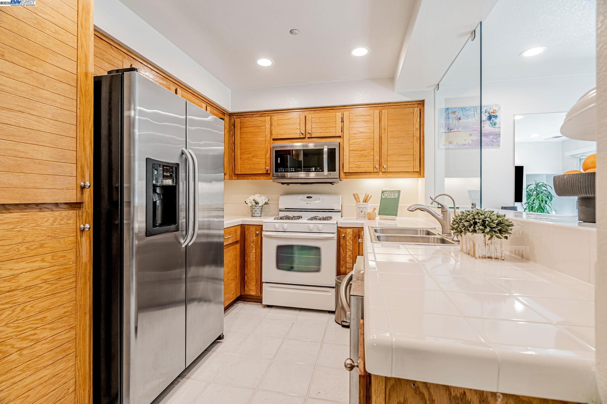 Detail Gallery Image 10 of 44 For 6978 Gregorich Drive #D,  San Jose,  CA 95138 - 2 Beds | 2/1 Baths