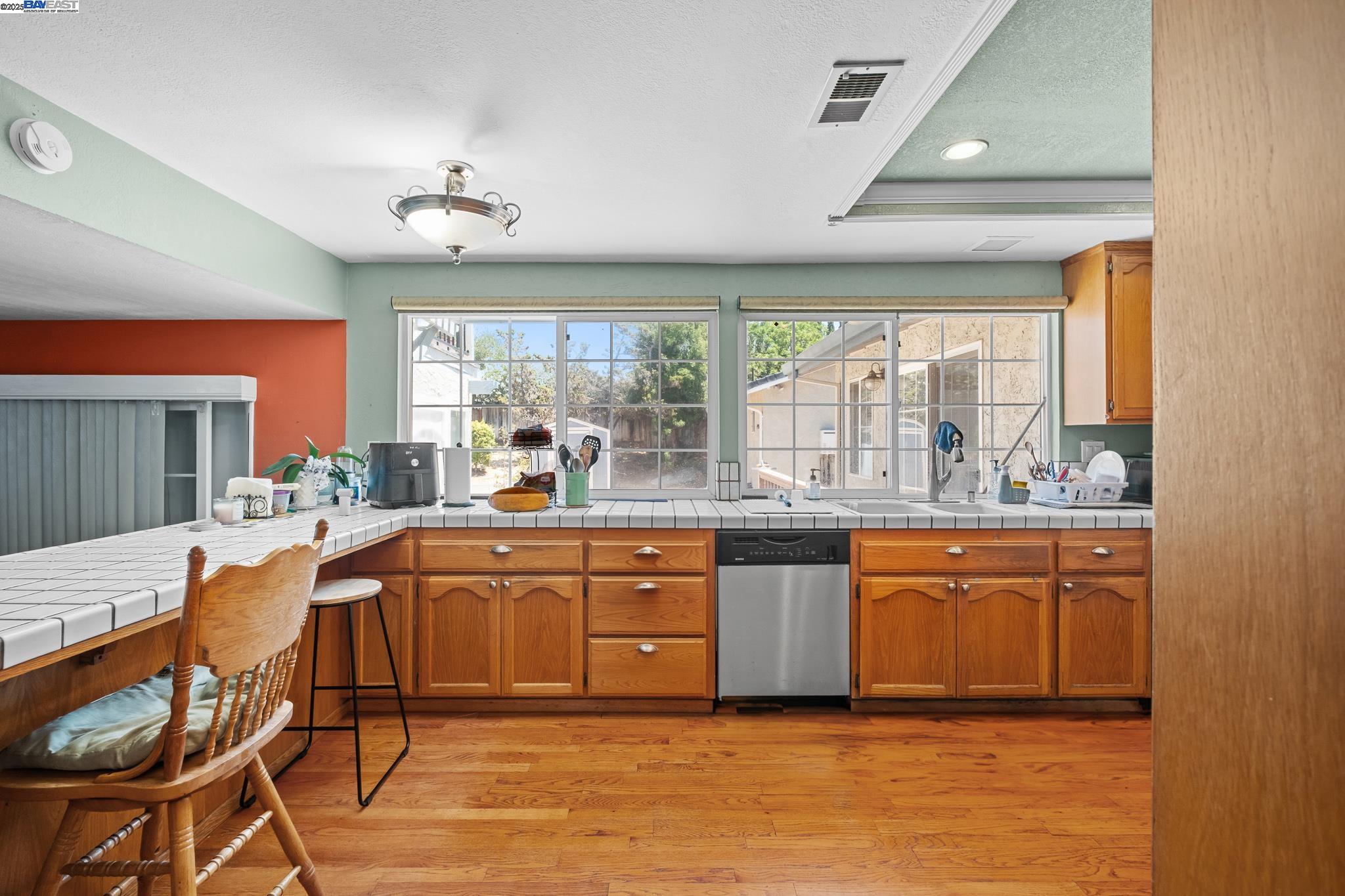 Detail Gallery Image 13 of 50 For 4996 Eberly Dr, San Jose,  CA 95111 - 5 Beds | 3/1 Baths