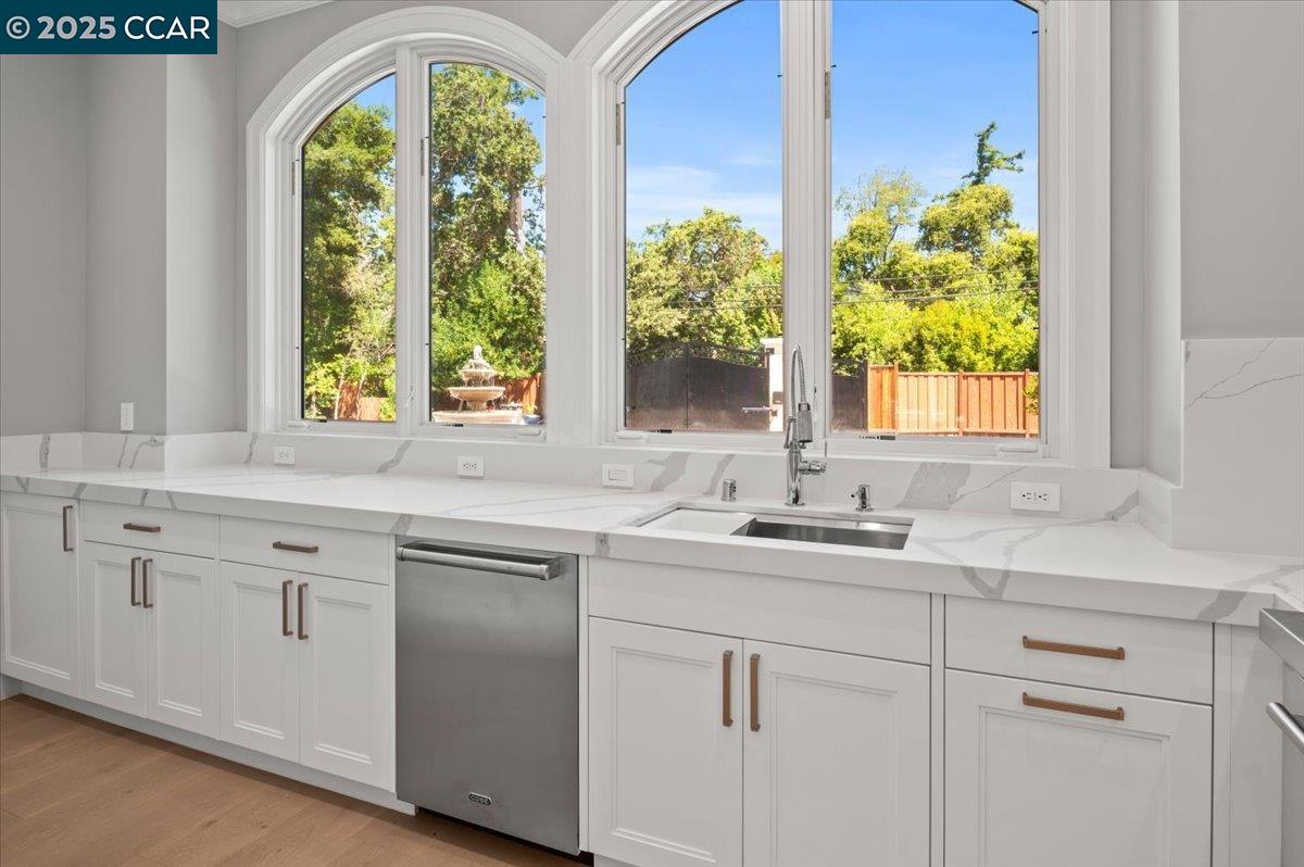 Detail Gallery Image 11 of 54 For 74 Middlefield Rd, Atherton,  CA 94027 - 9 Beds | 9/1 Baths