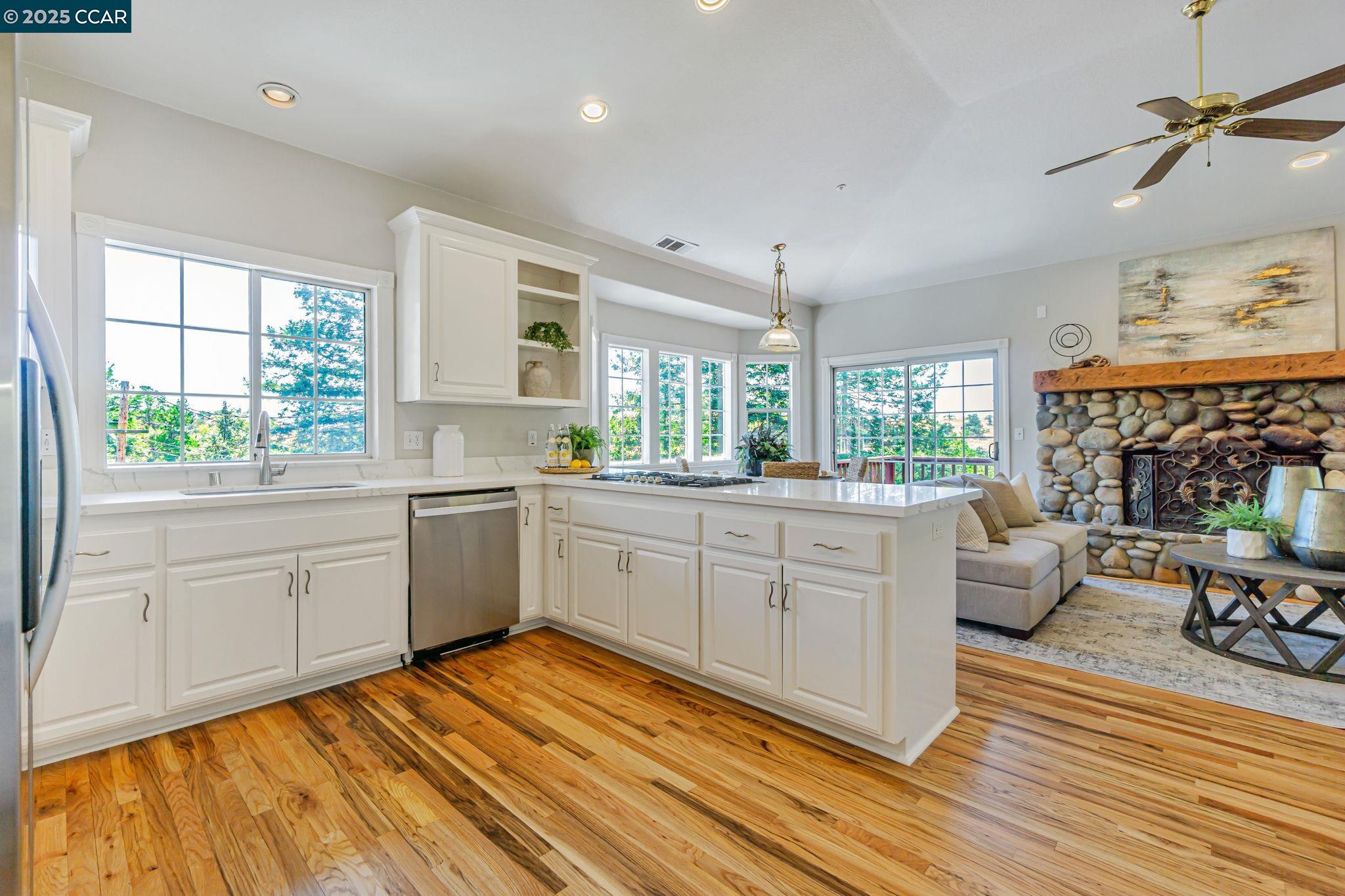 Detail Gallery Image 14 of 58 For 631 La Vista Rd, Walnut Creek,  CA 94598-4845 - 4 Beds | 4 Baths