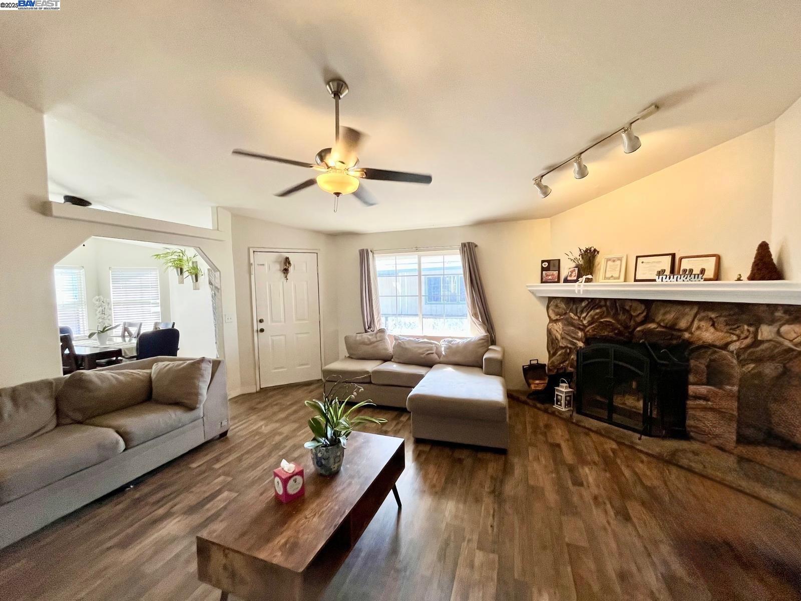 Detail Gallery Image 3 of 16 For 6130 Monterey Rd #316,  San Jose,  CA 95138 - 3 Beds | 2 Baths