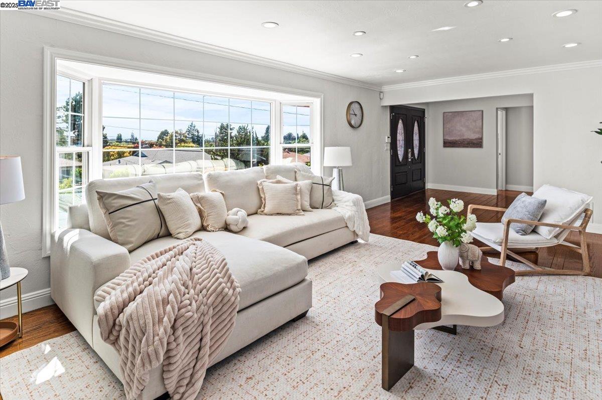 Detail Gallery Image 5 of 56 For 1876 Benedict Dr, San Leandro,  CA 94577 - 3 Beds | 3 Baths