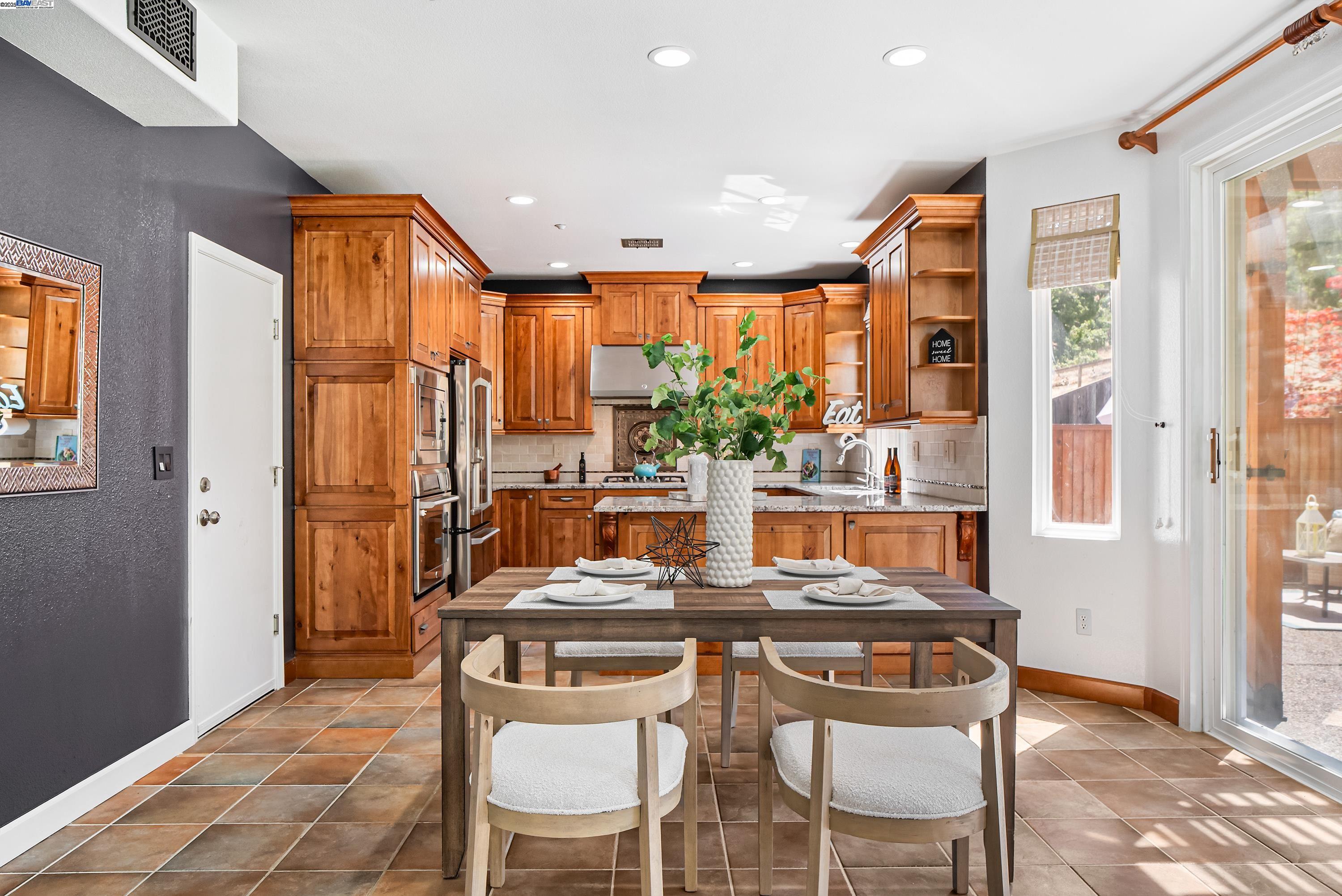 Detail Gallery Image 12 of 45 For 43 Ferdinand Way, Novato,  CA 94949 - 3 Beds | 2/1 Baths