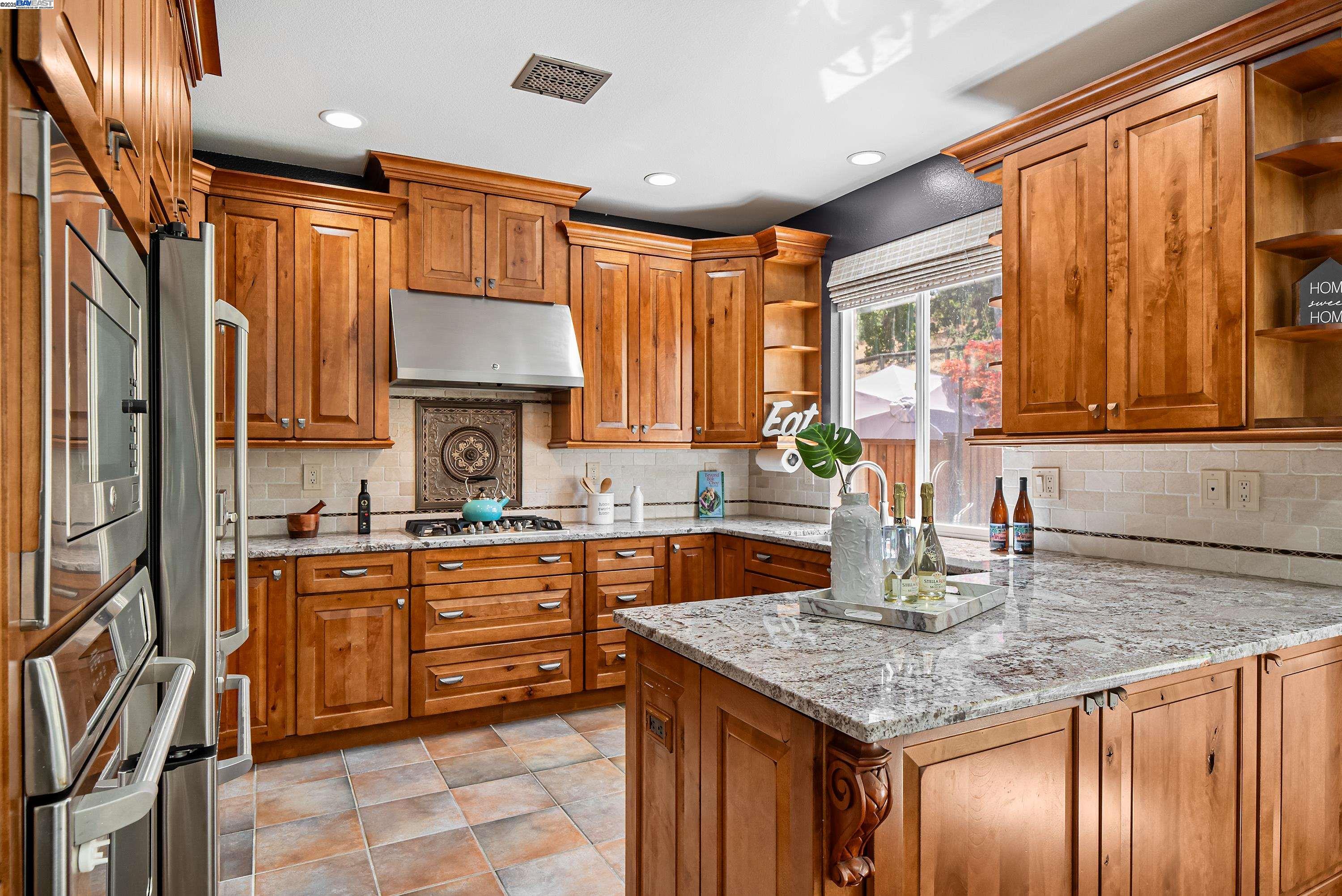 Detail Gallery Image 13 of 45 For 43 Ferdinand Way, Novato,  CA 94949 - 3 Beds | 2/1 Baths