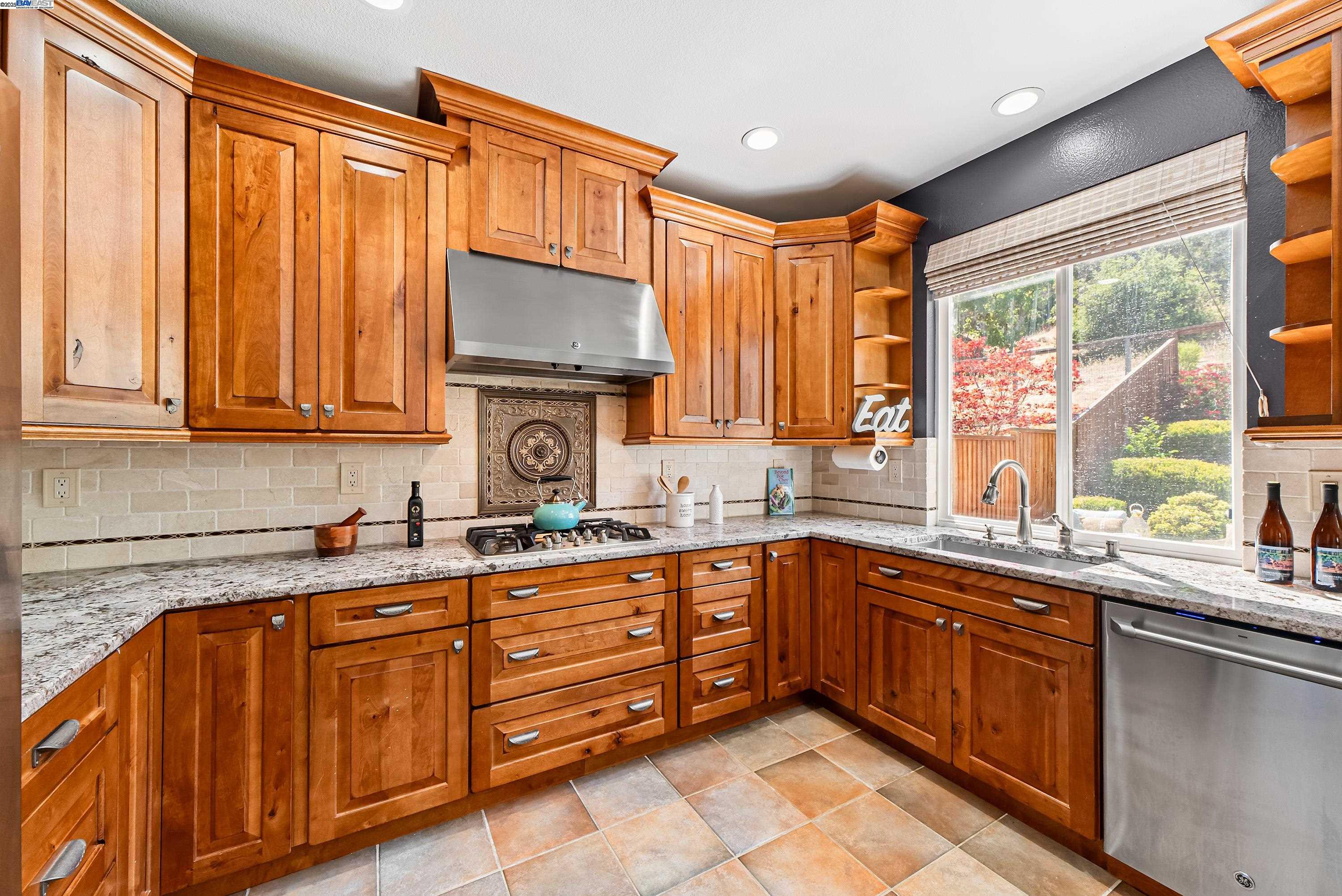 Detail Gallery Image 14 of 45 For 43 Ferdinand Way, Novato,  CA 94949 - 3 Beds | 2/1 Baths