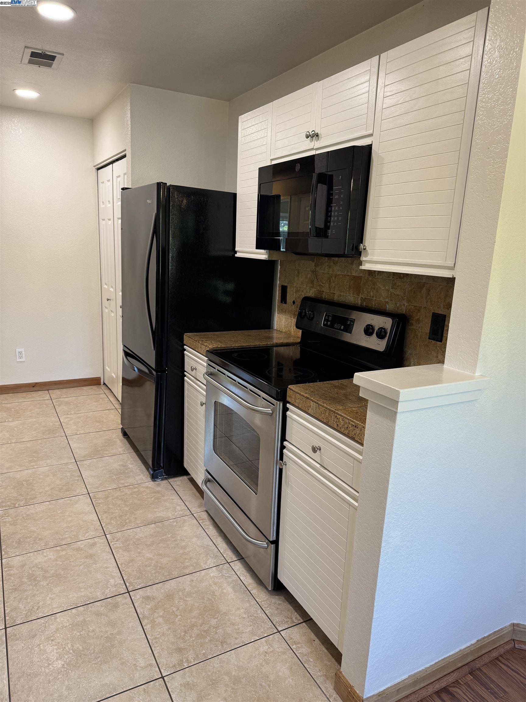 Detail Gallery Image 4 of 22 For 7765 Canyon Meadow Cir #H,  Pleasanton,  CA 94588 - 3 Beds | 2 Baths