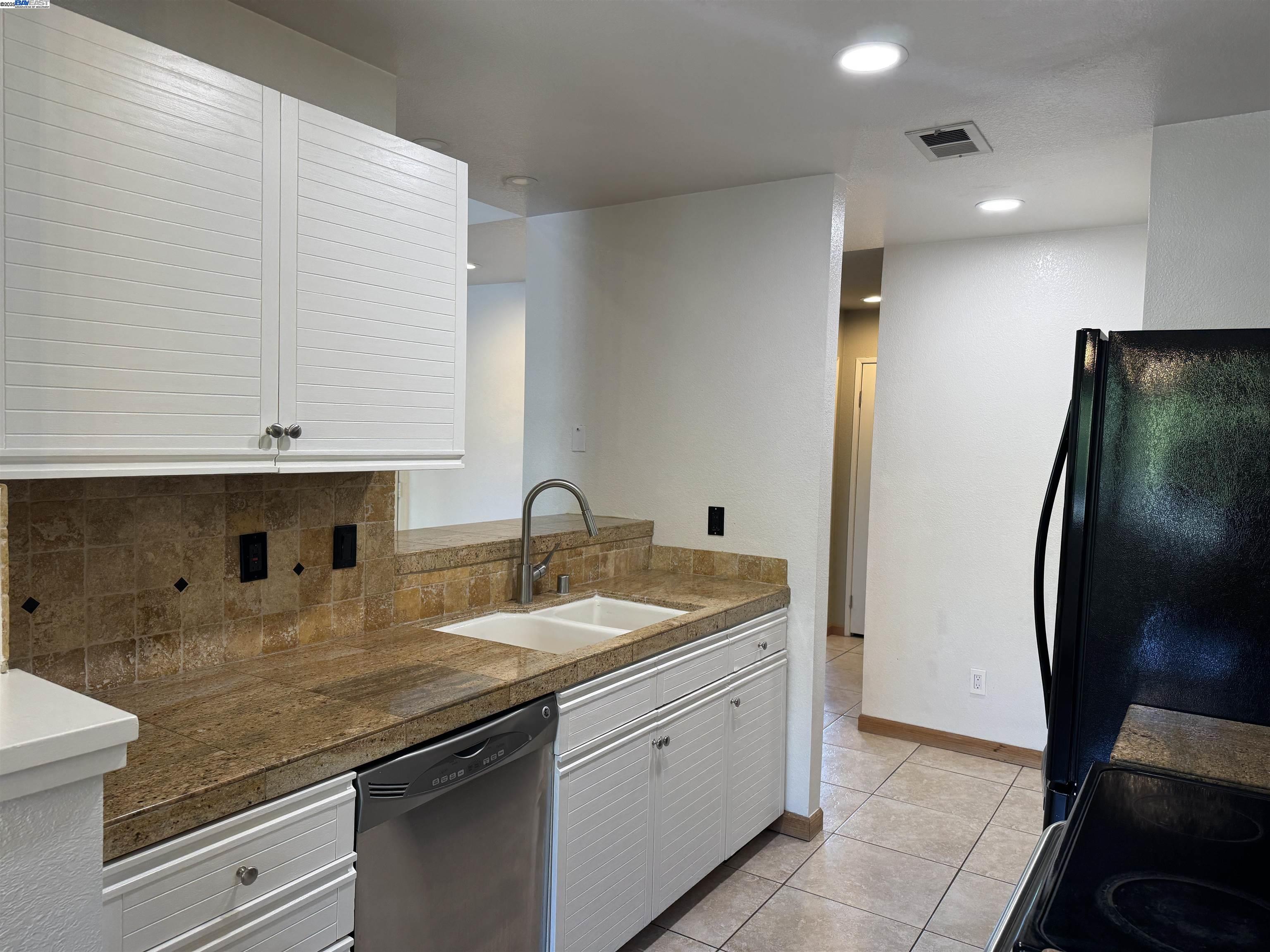 Detail Gallery Image 5 of 22 For 7765 Canyon Meadow Cir #H,  Pleasanton,  CA 94588 - 3 Beds | 2 Baths