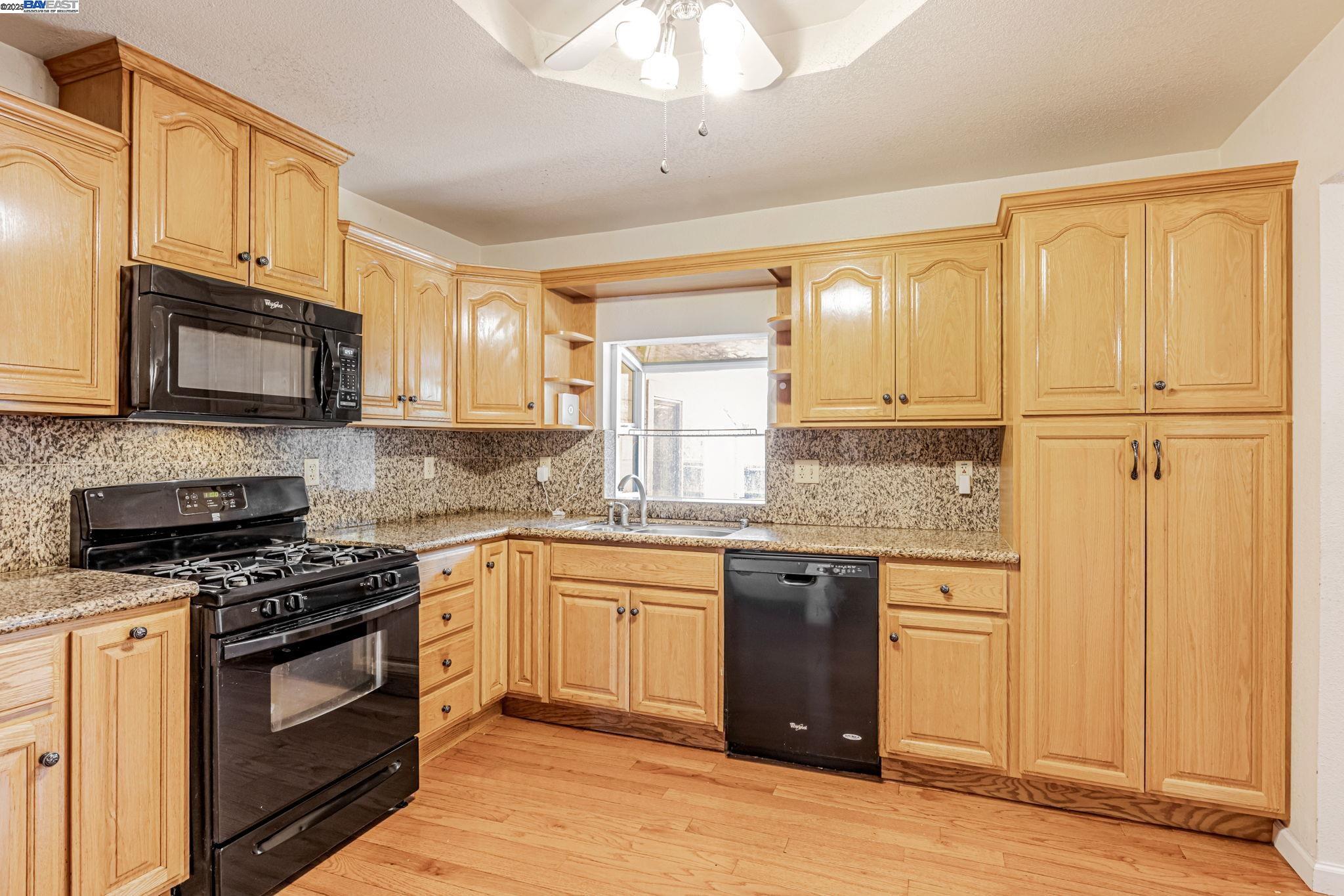 Detail Gallery Image 11 of 39 For 2230 Sol St., San Leandro,  CA 94578-1355 - 4 Beds | 2/1 Baths