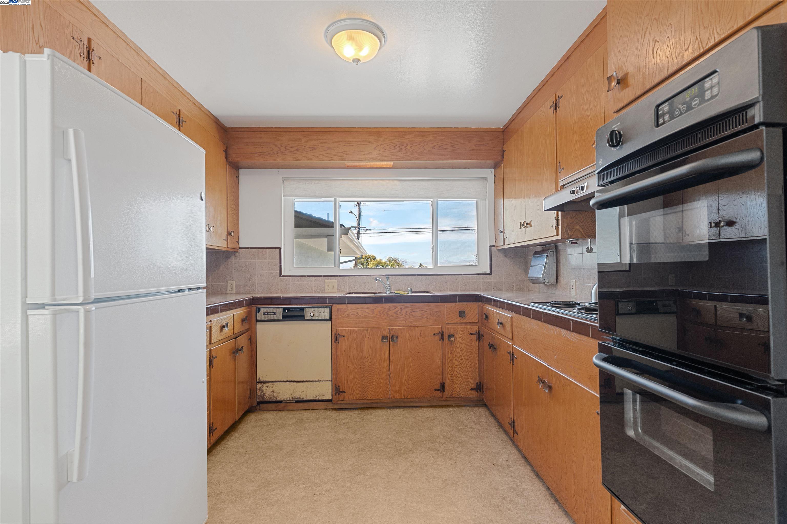 Detail Gallery Image 8 of 23 For 2724 Benedict Dr, San Leandro,  CA 94577 - 3 Beds | 2/1 Baths