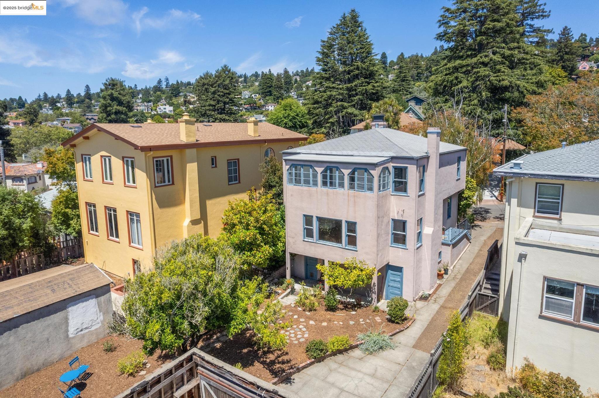 Detail Gallery Image 1 of 38 For 1110 Walnut St, Berkeley,  CA 94707 - 4 Beds | 1/1 Baths