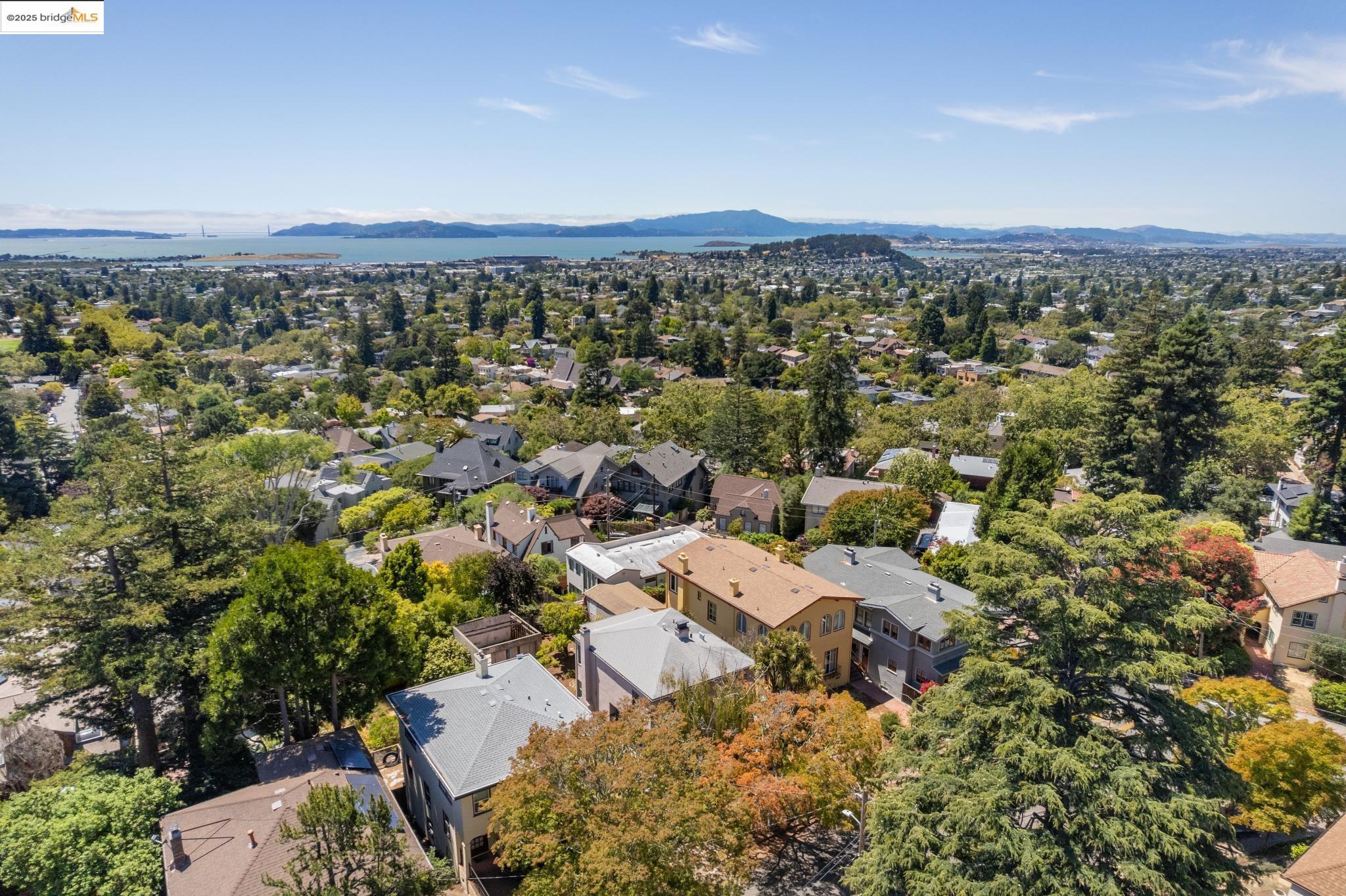 Detail Gallery Image 2 of 38 For 1110 Walnut St, Berkeley,  CA 94707 - 4 Beds | 1/1 Baths