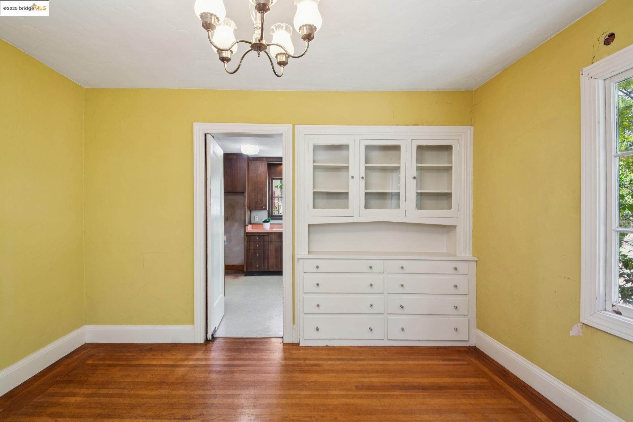 Detail Gallery Image 12 of 38 For 1110 Walnut St, Berkeley,  CA 94707 - 4 Beds | 1/1 Baths