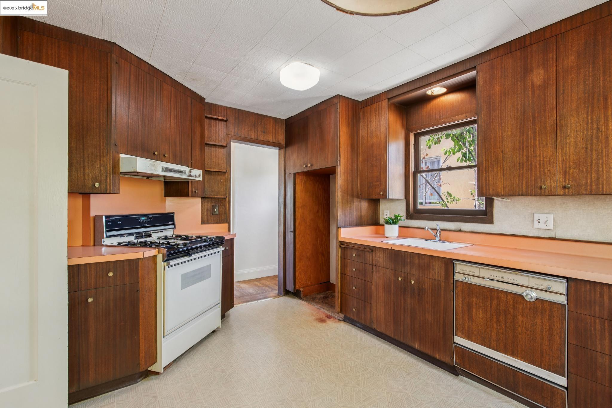 Detail Gallery Image 13 of 38 For 1110 Walnut St, Berkeley,  CA 94707 - 4 Beds | 1/1 Baths