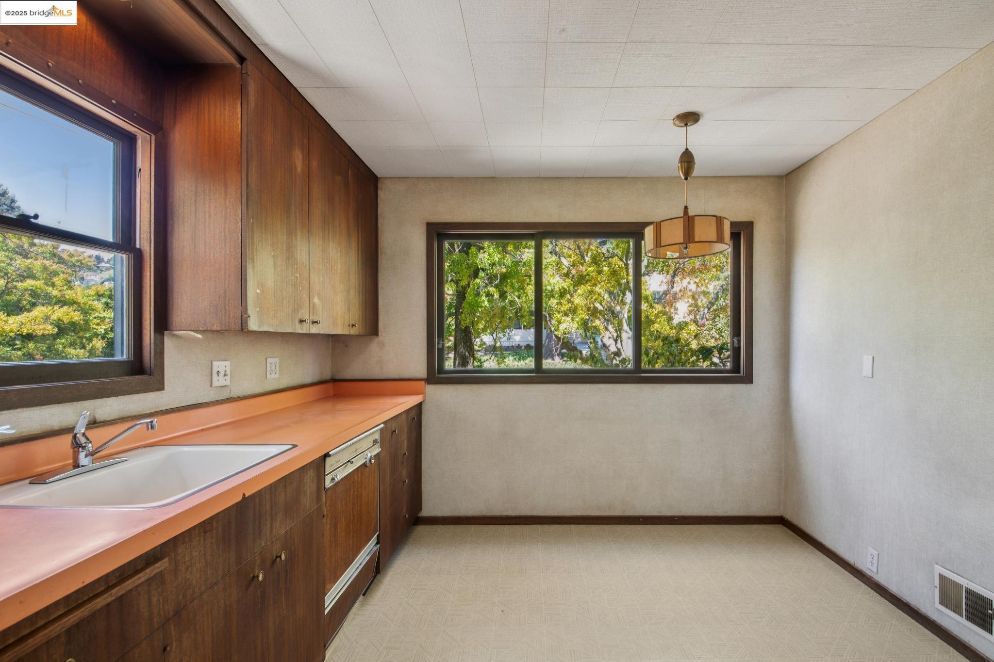 Detail Gallery Image 14 of 38 For 1110 Walnut St, Berkeley,  CA 94707 - 4 Beds | 1/1 Baths
