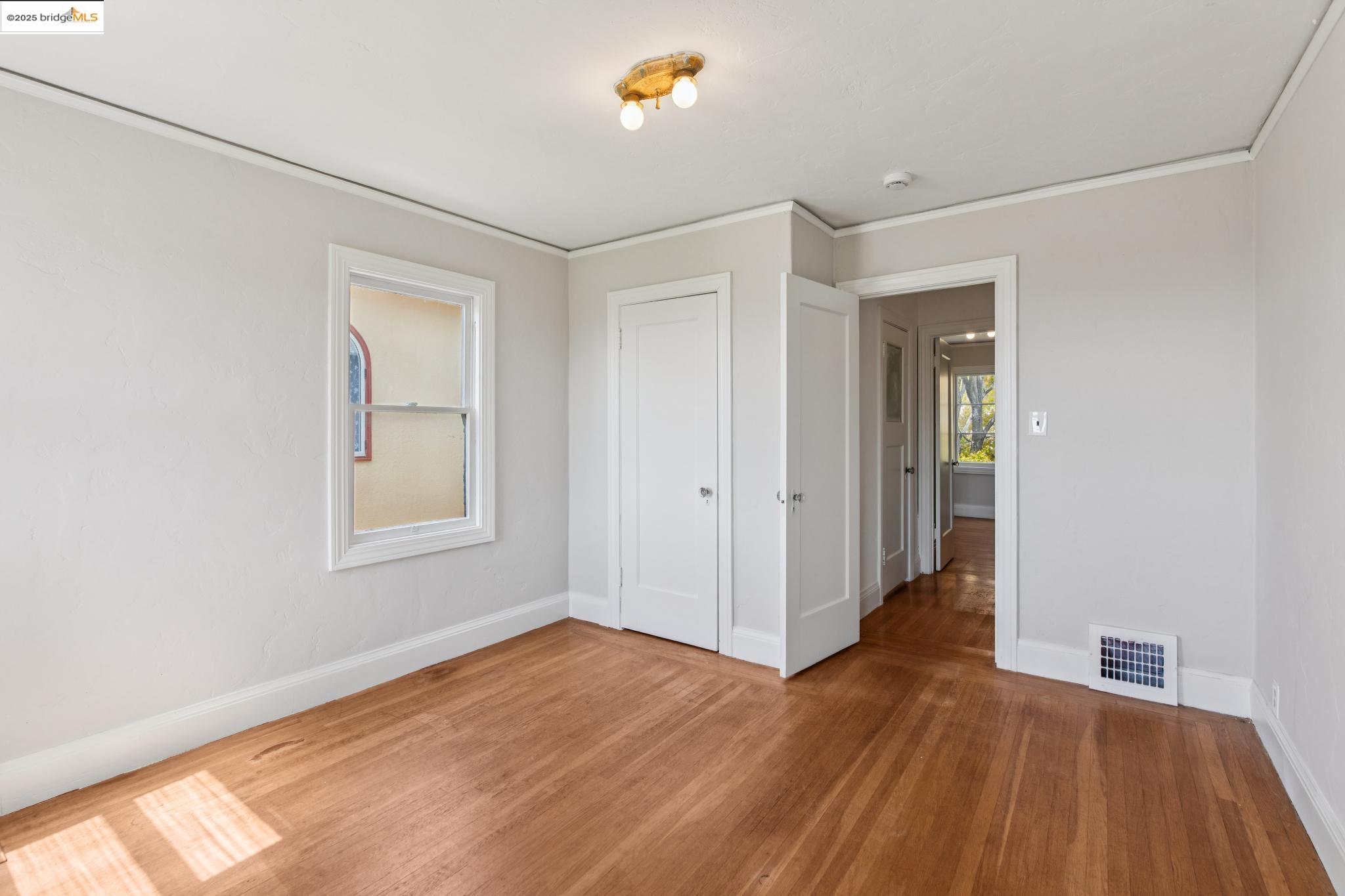 Detail Gallery Image 16 of 38 For 1110 Walnut St, Berkeley,  CA 94707 - 4 Beds | 1/1 Baths